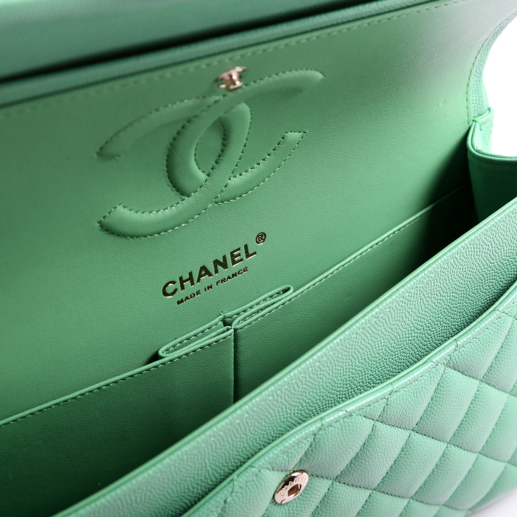 Classic Flap Medium Caviar 31M Green