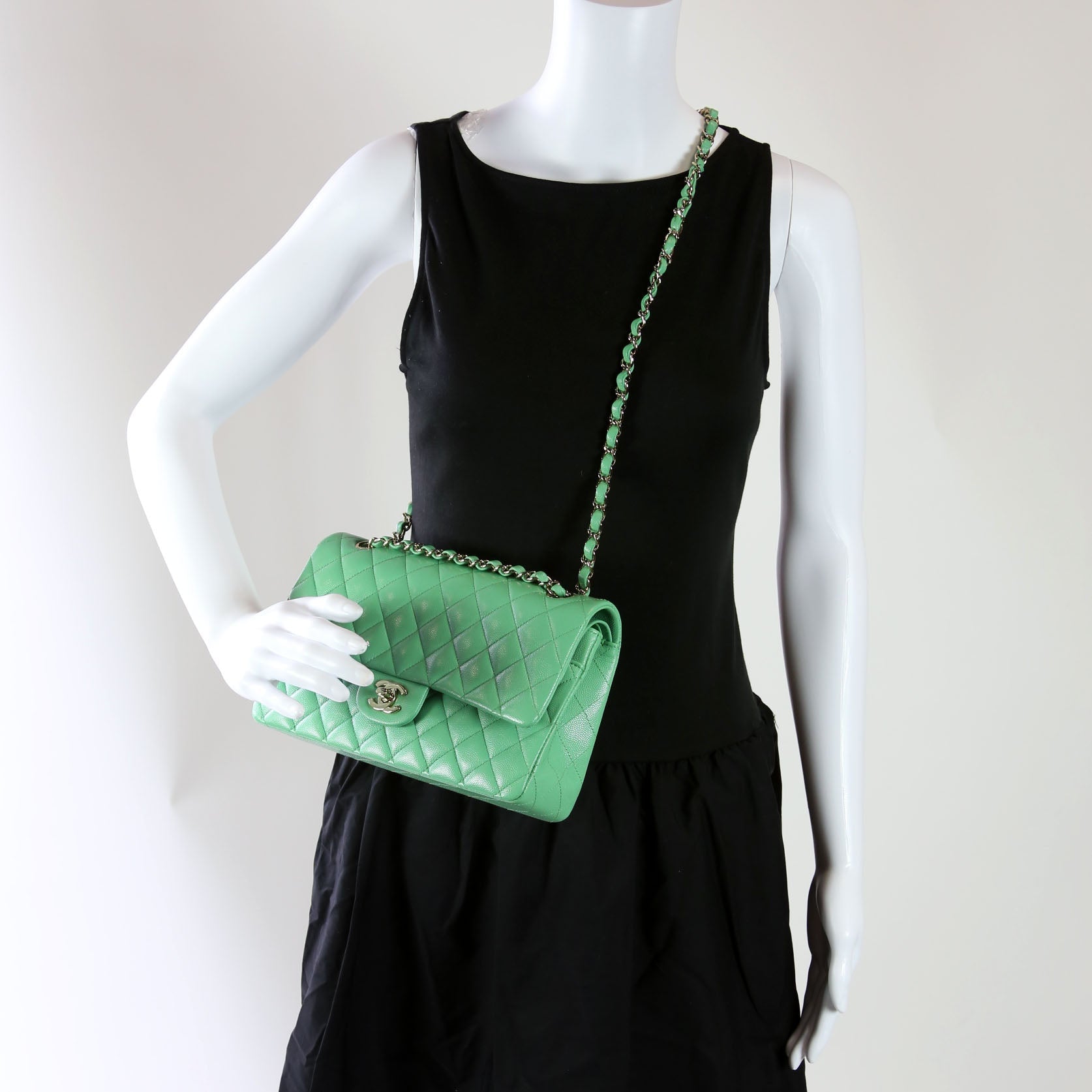 Classic Flap Medium Caviar 31M Green