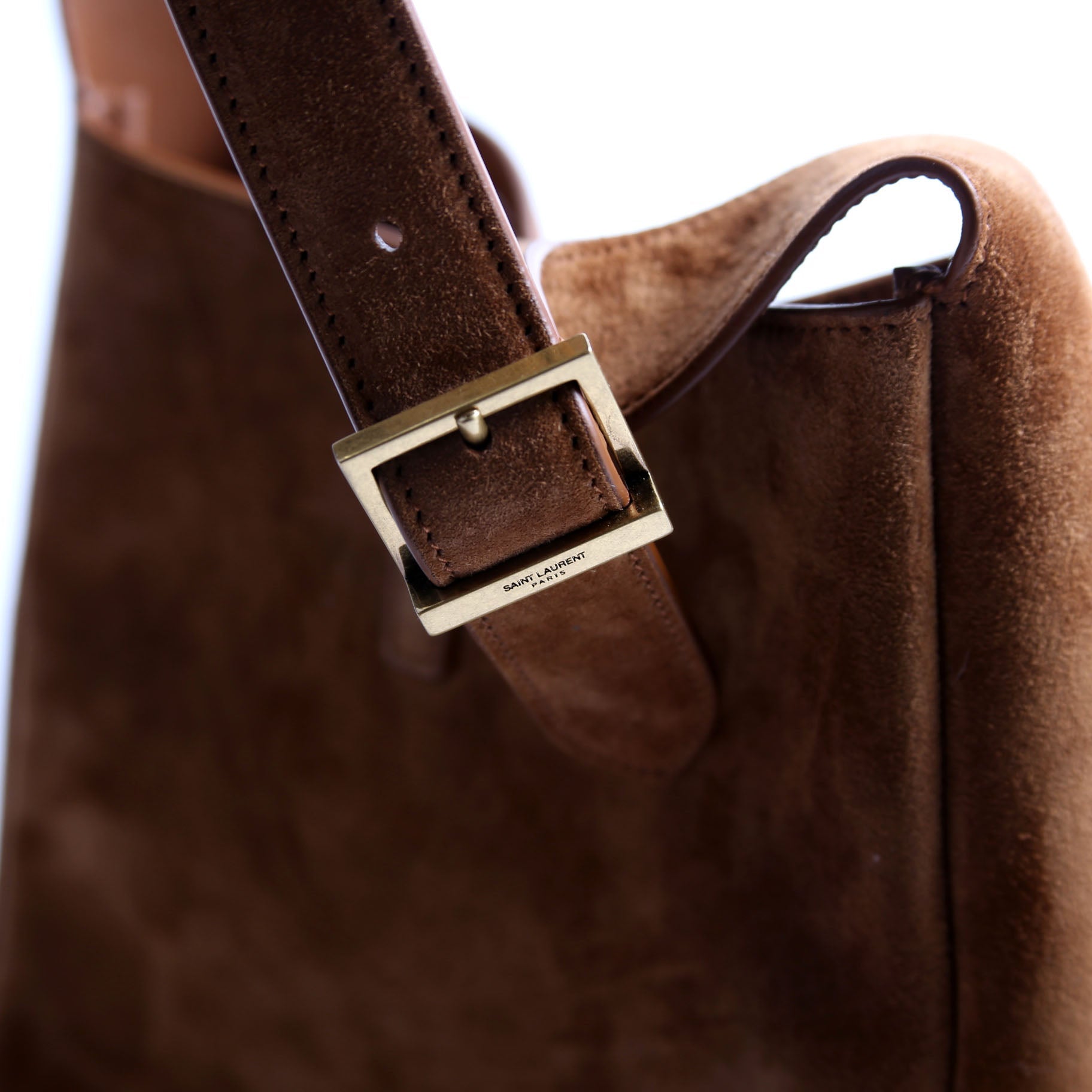 713938 Le 5 A 7 Suede Small Hobo Brown/Gold