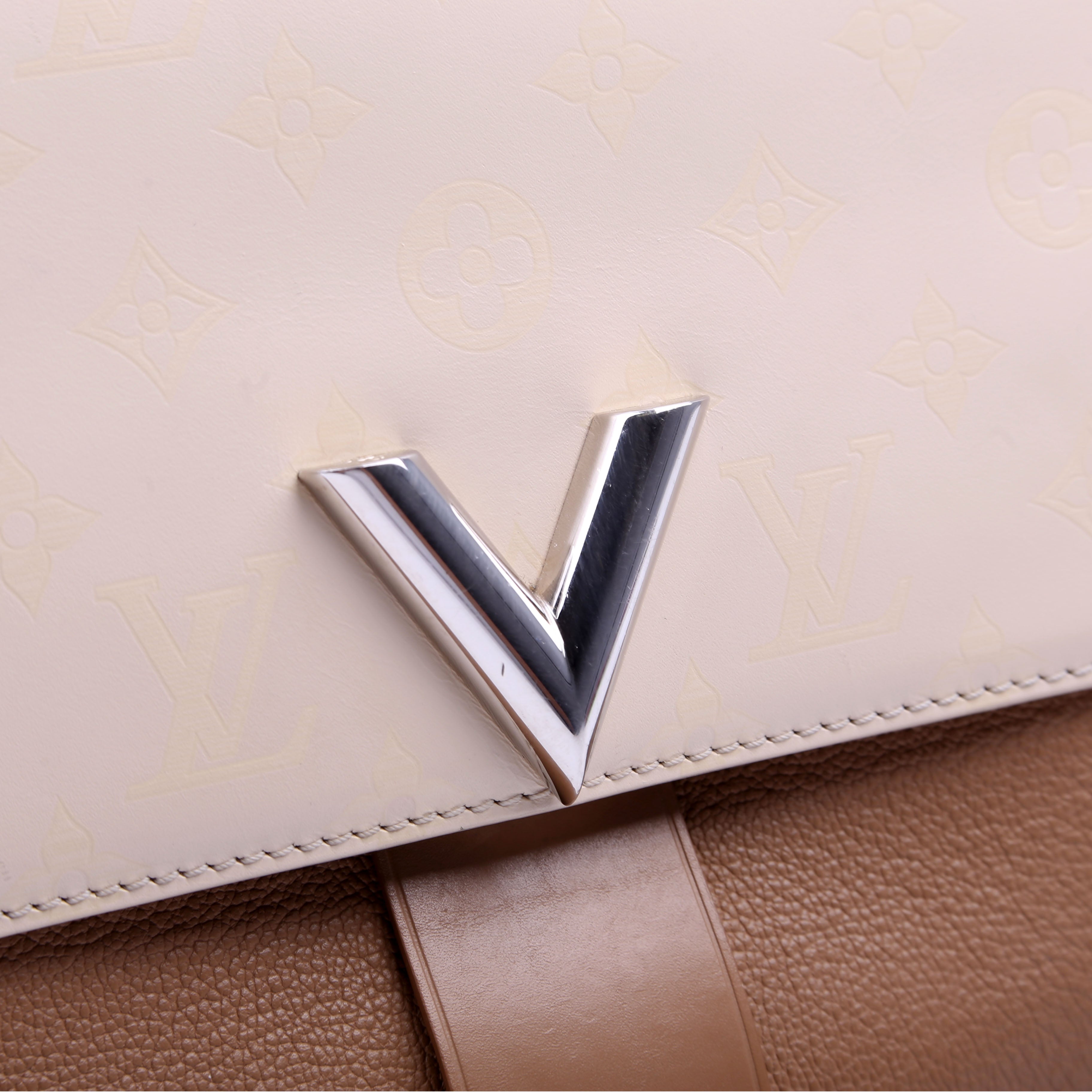 Very One Handle monogram Calfskin Tan