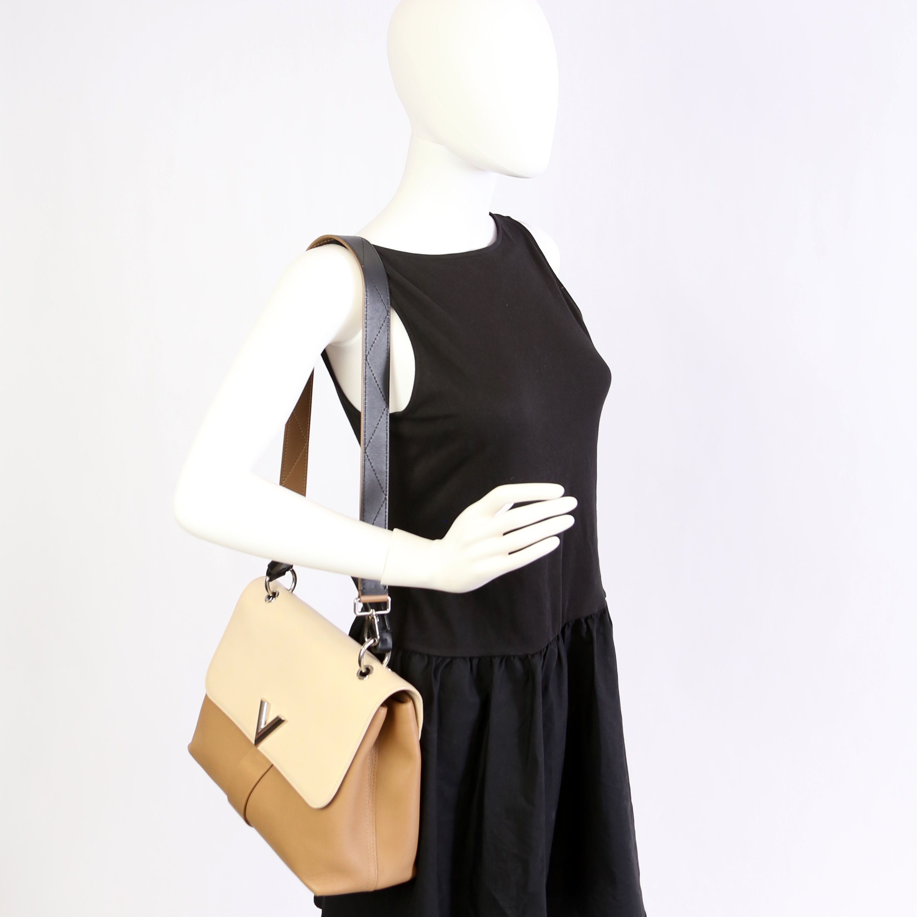 Very One Handle monogram Calfskin Tan