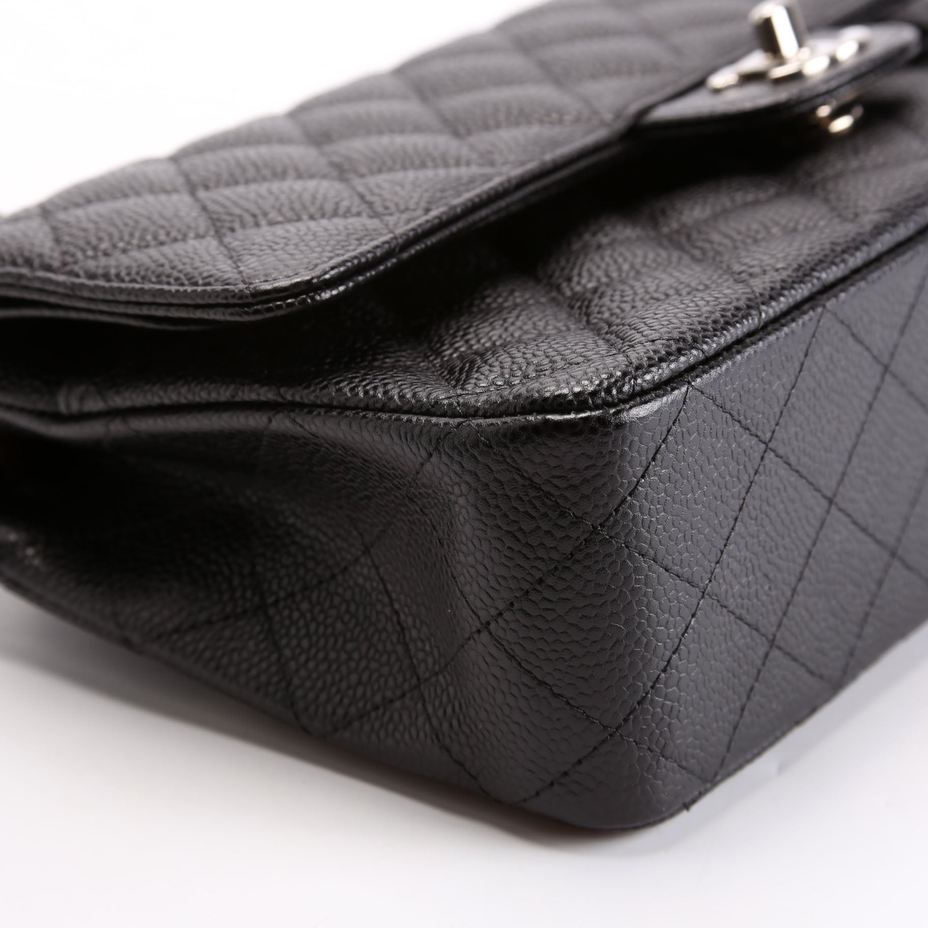 Classic Flap Medium Caviar 28M Black