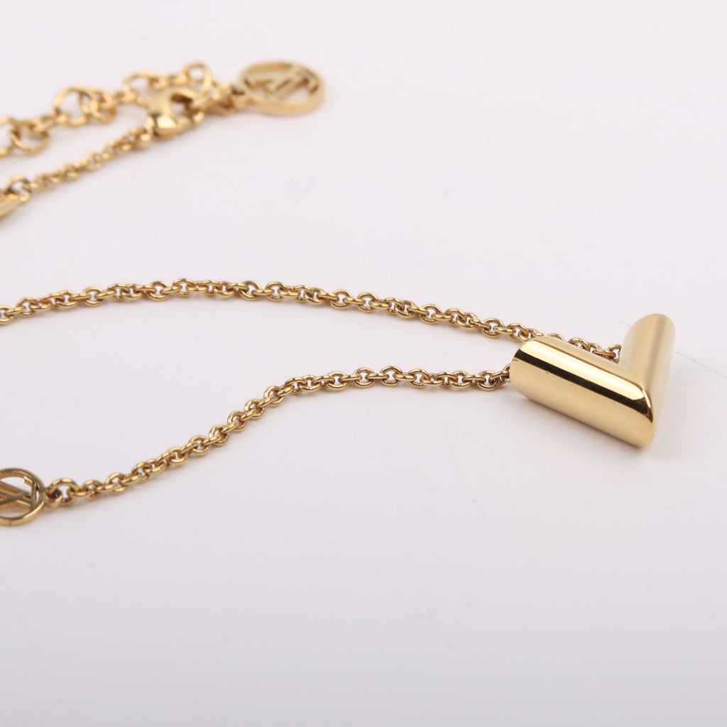 Essential V Necklace