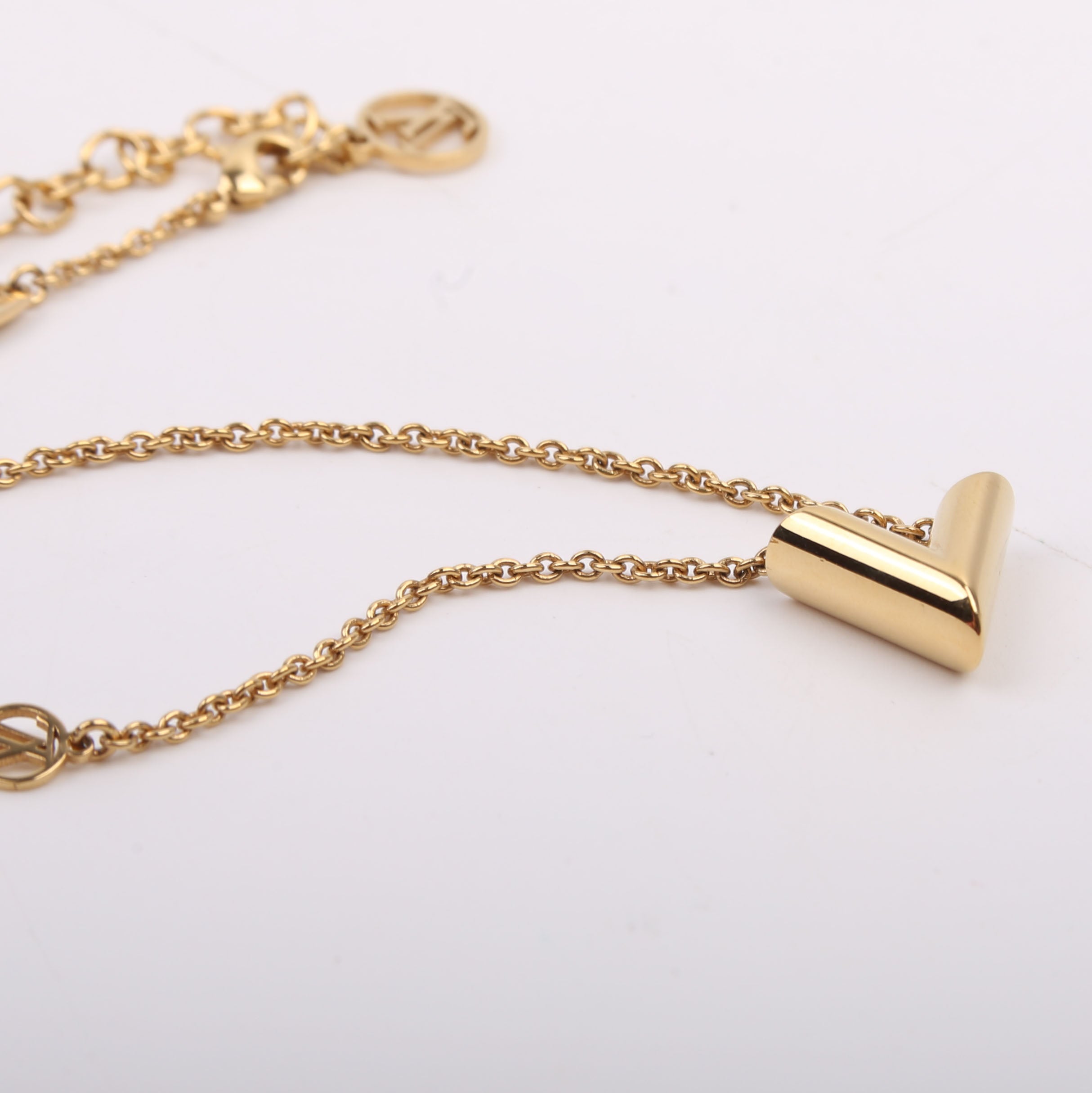 Essential V Necklace