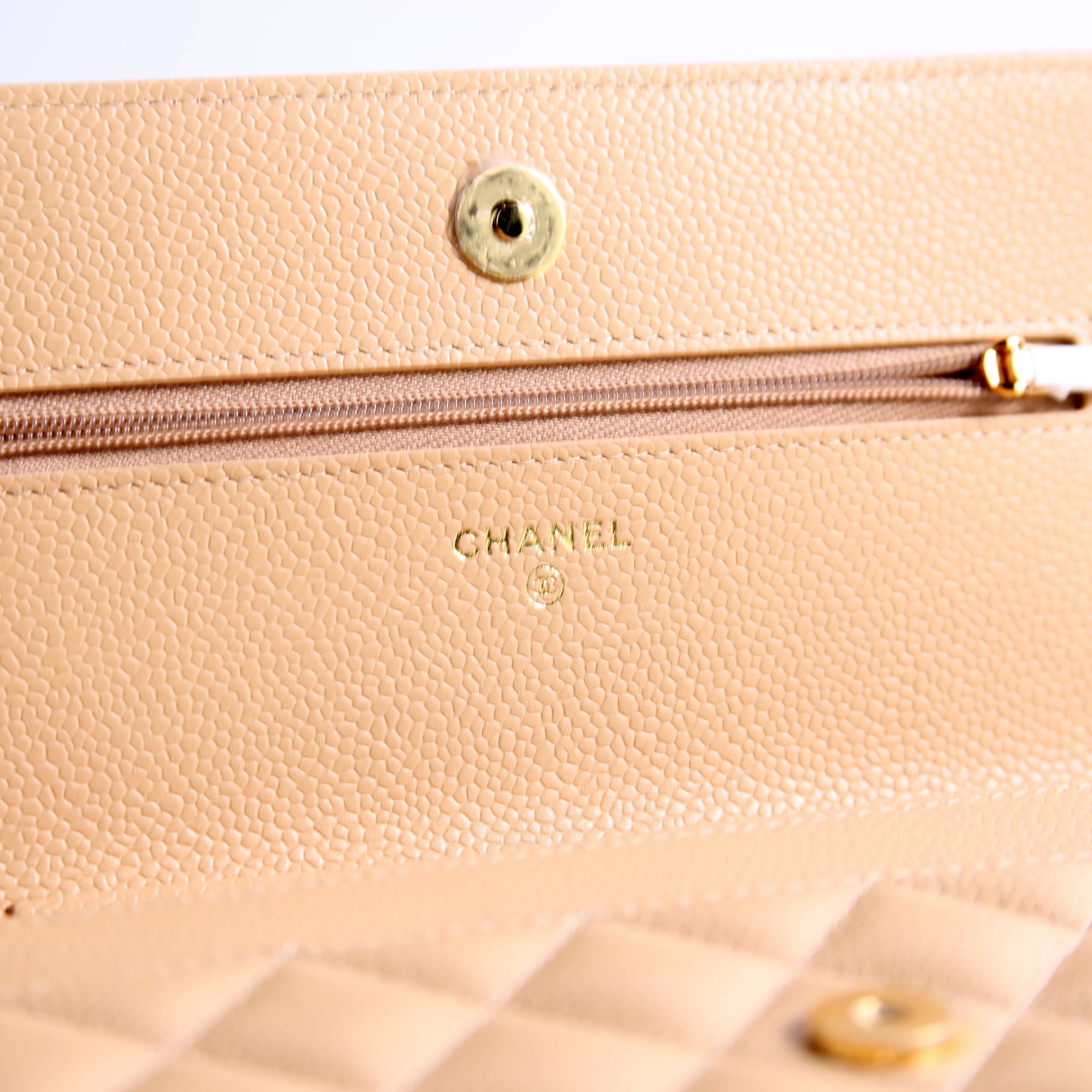 Wallet On Chain Classic Quilted Caviar RFID Biege