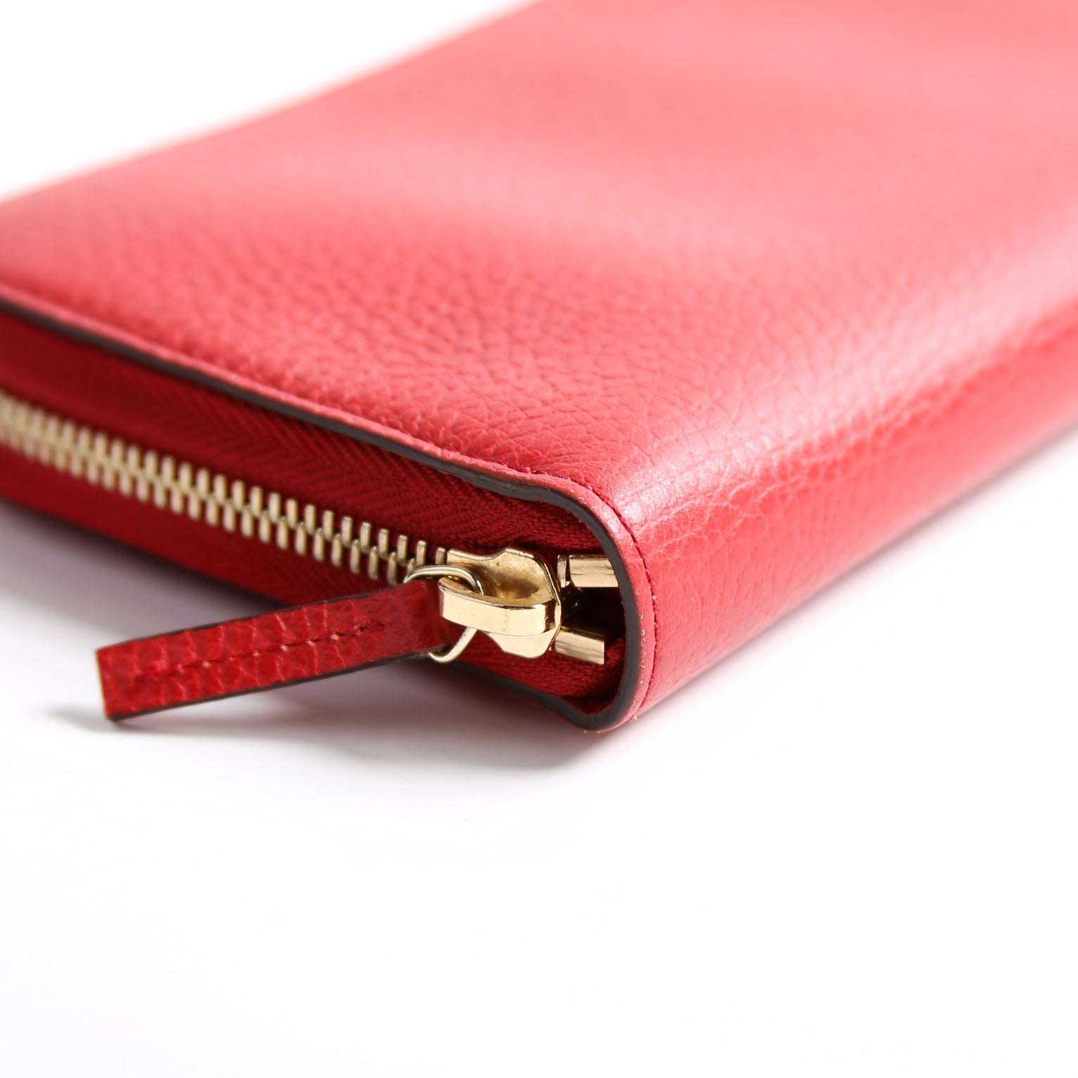 449347 Interlocking G Zip Around Wallet Red