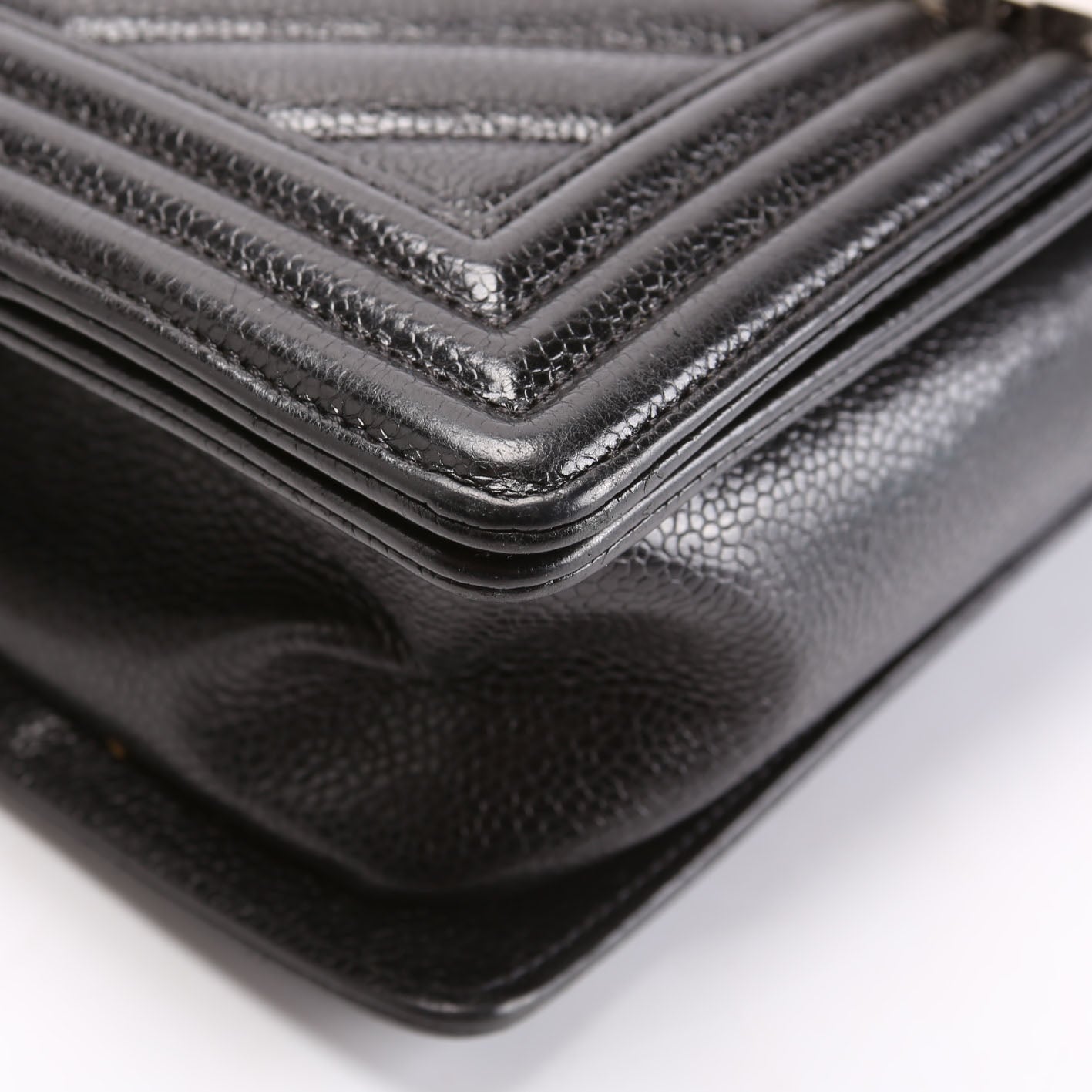 Boy Flap Medium Chevron Caviar 29M Black