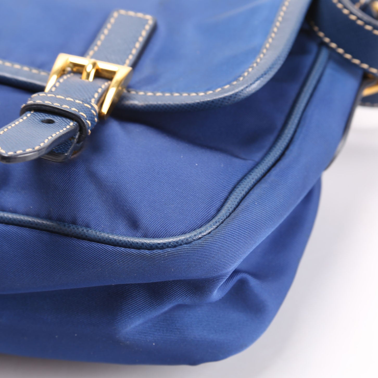 BT0772 Tessuto Nylon Saffiano Buckle Messenger Small Blue