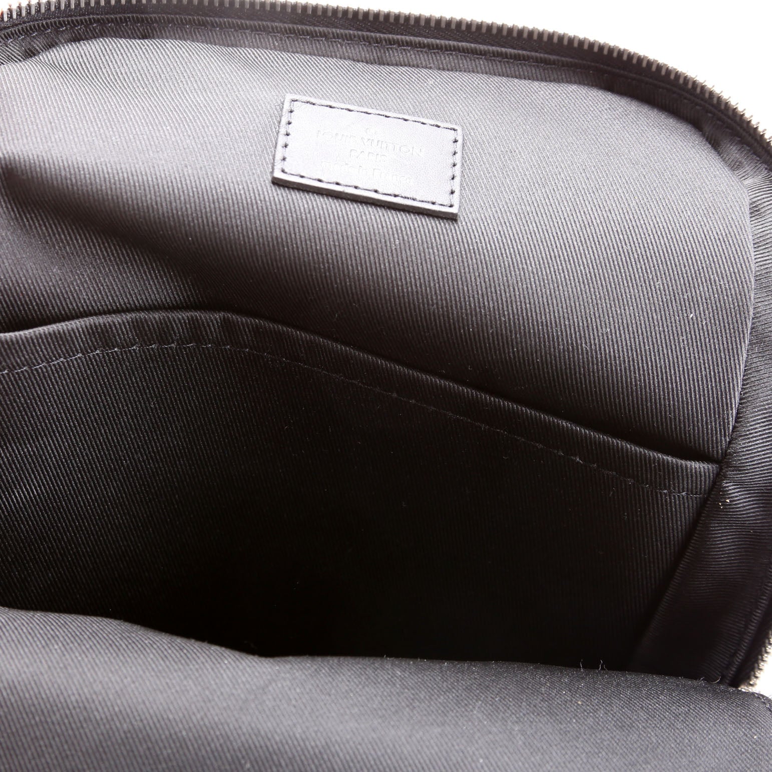 Avenue Sling Bag Infini Leather Black