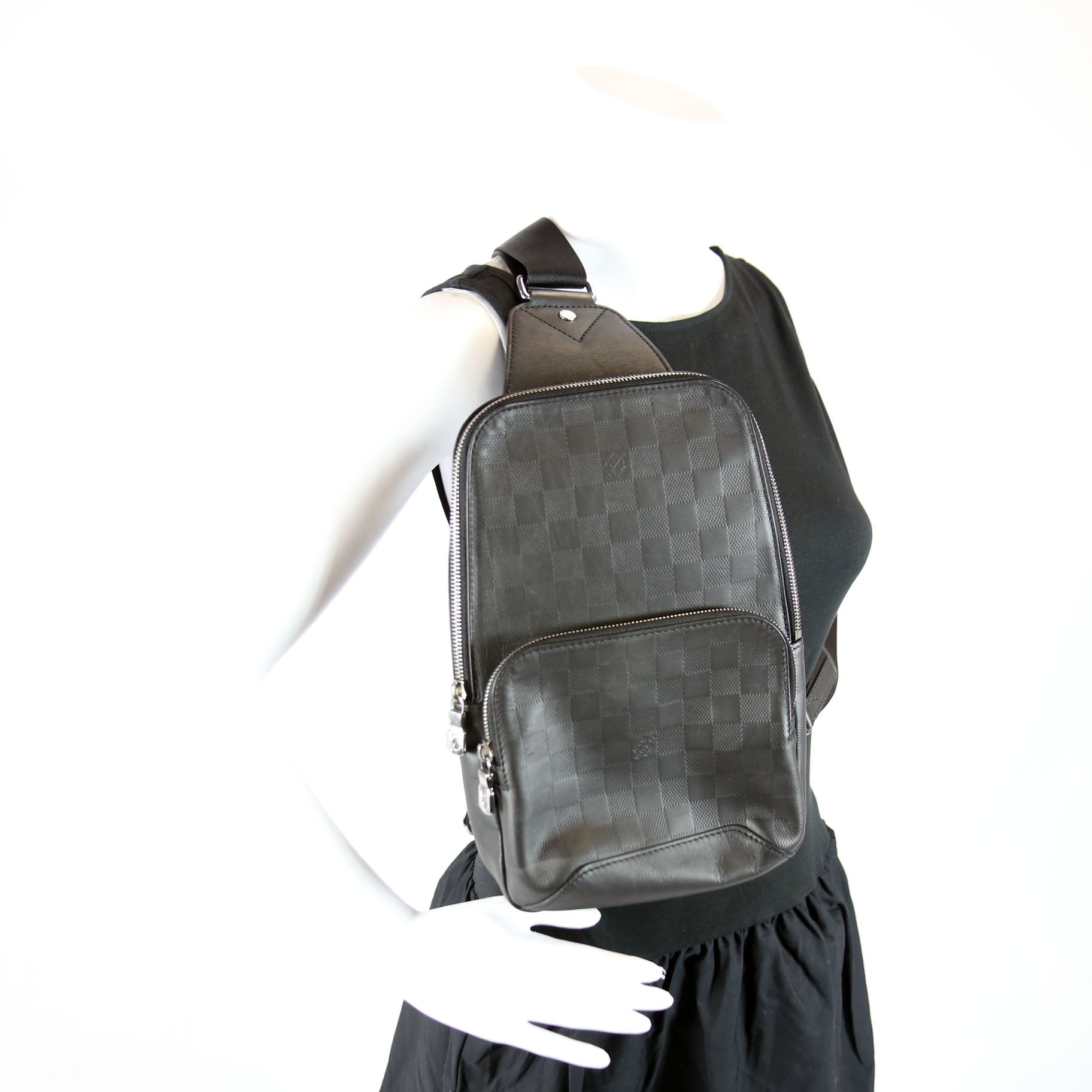 Avenue Sling Bag Infini Leather Black