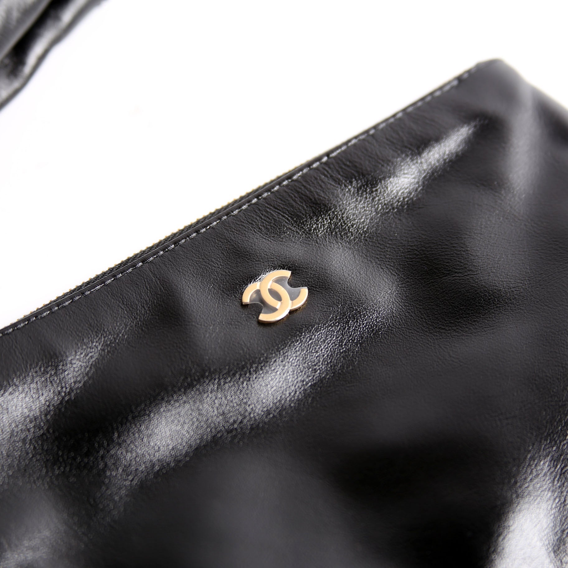 Chanel 22 Quilted Medium Hobo RFID Black/Gold