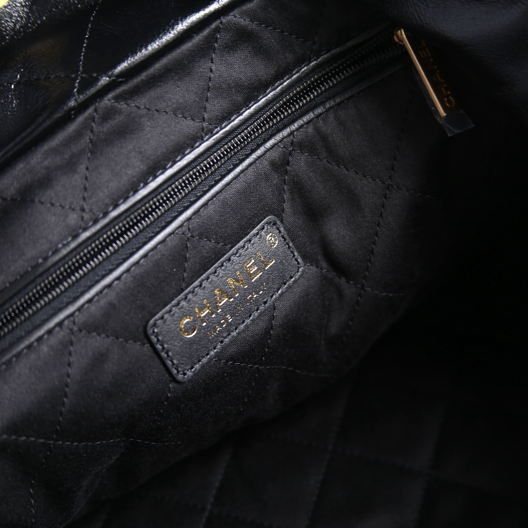 Chanel 22 Quilted Medium Hobo RFID Black/Gold