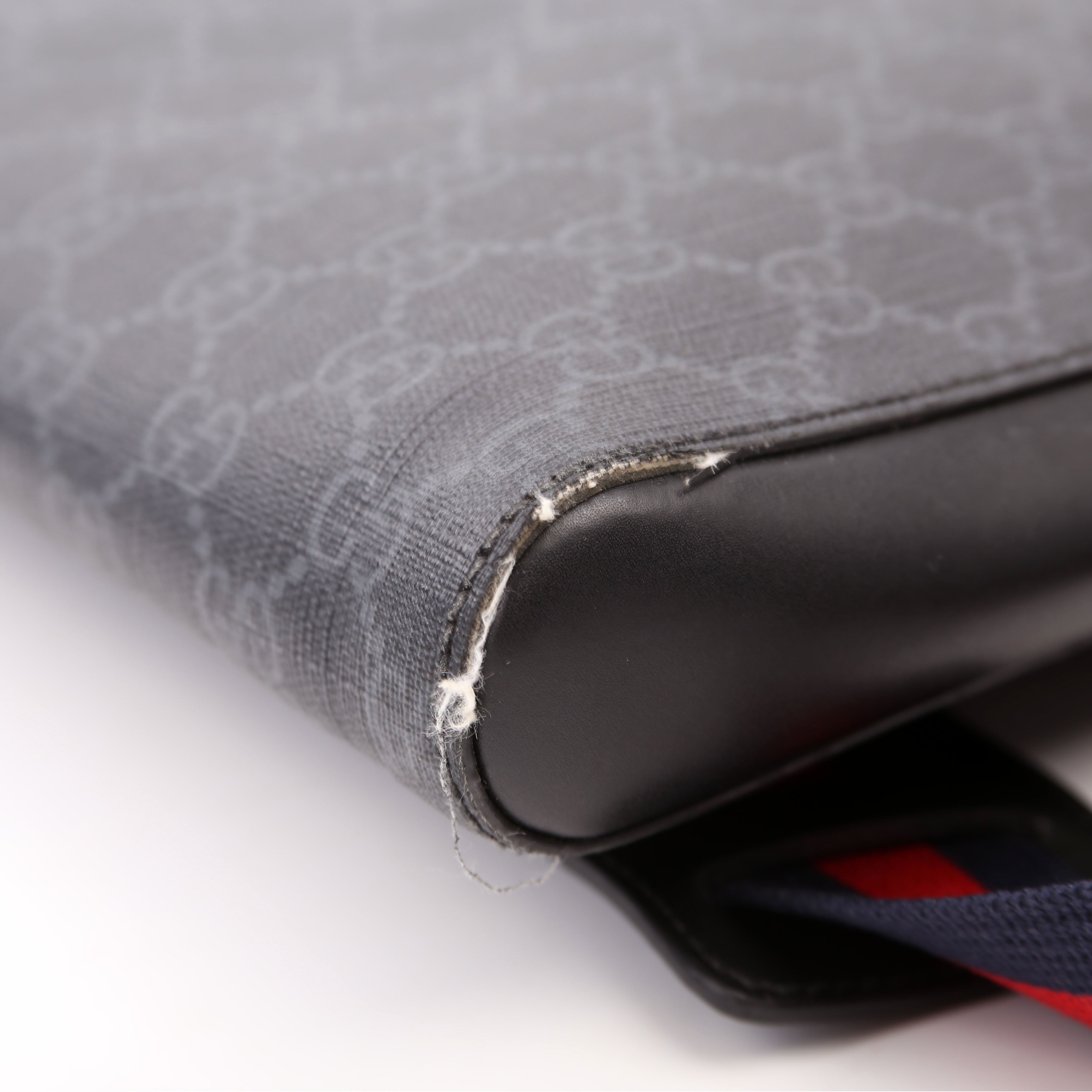 Gucci 474137 GG Supreme Messenger Black