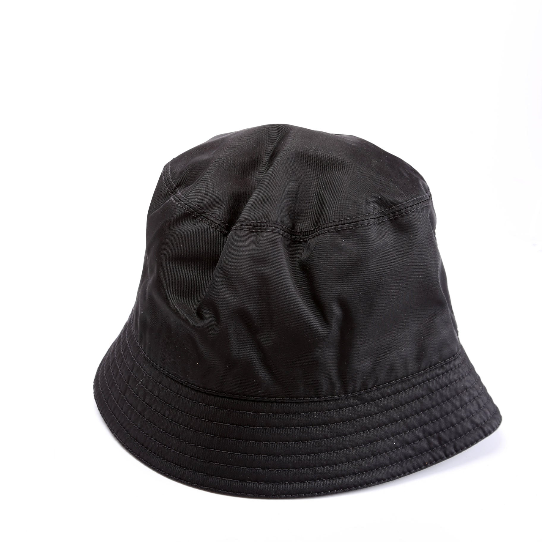 1HC137 Re-Nylon Triangle Logo Bucket Size Medium Black