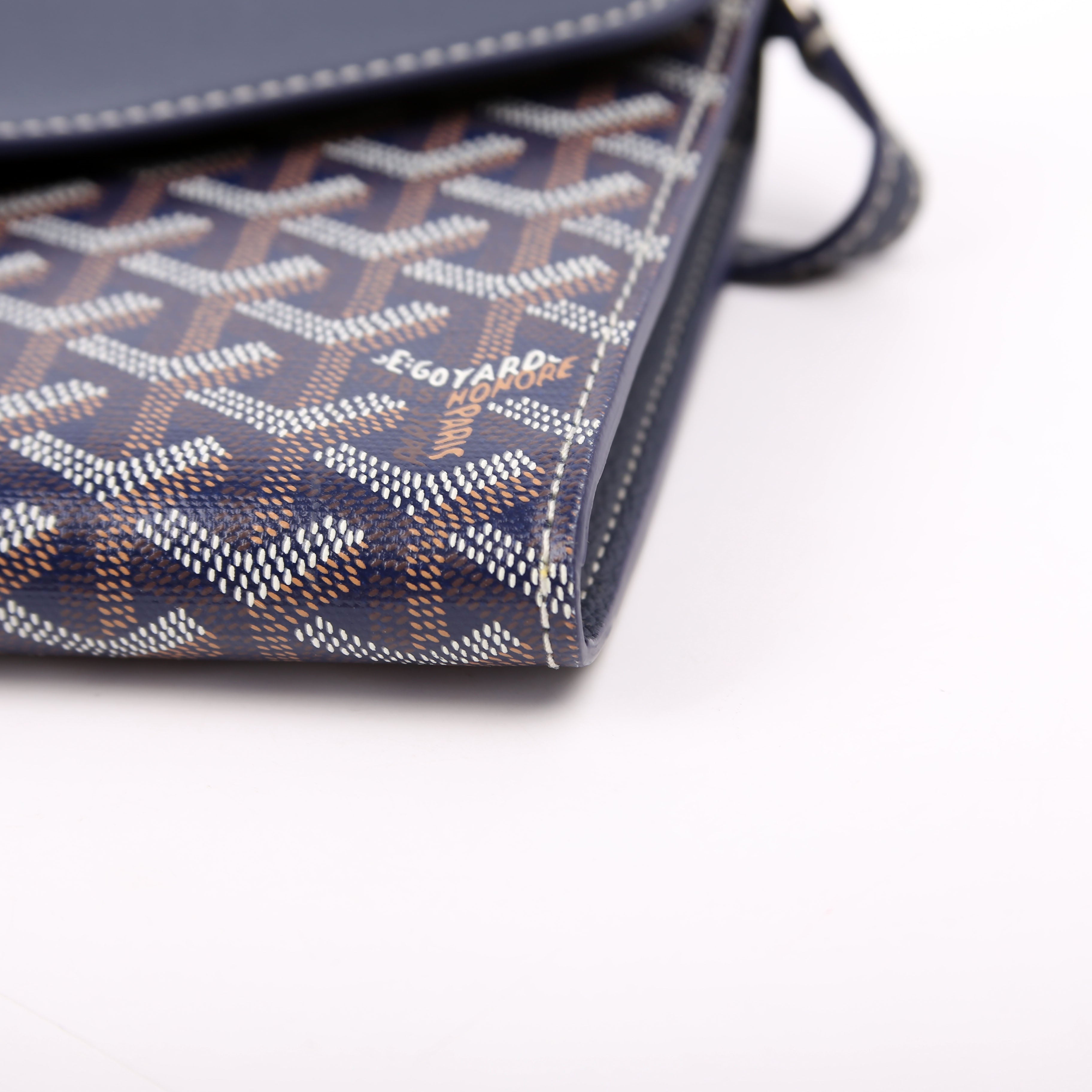 Chypre Pouch Wallet With Strap Navy