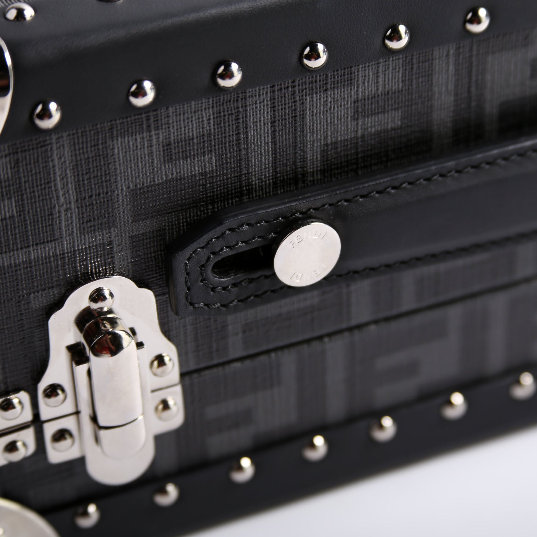 7VV136 FF Studded Rigid Trunk Small