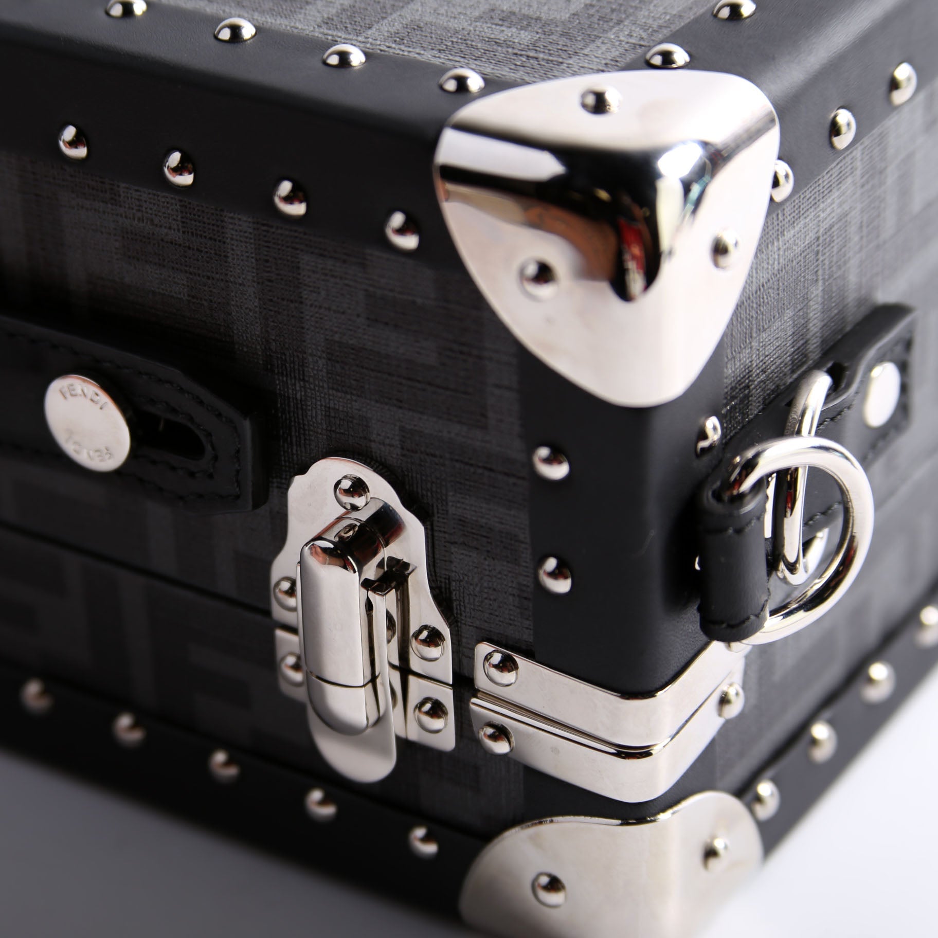 7VV136 FF Studded Rigid Trunk Small