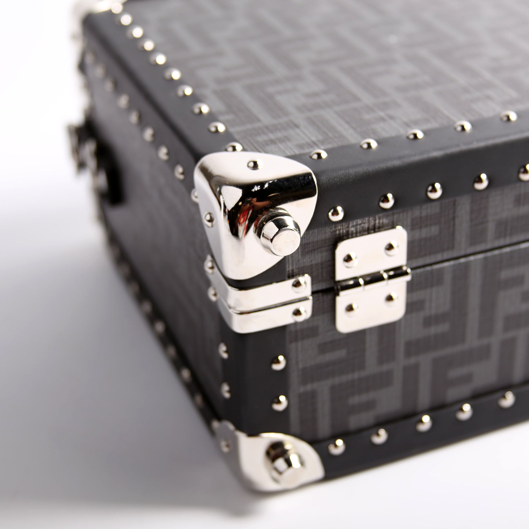 7VV136 FF Studded Rigid Trunk Small