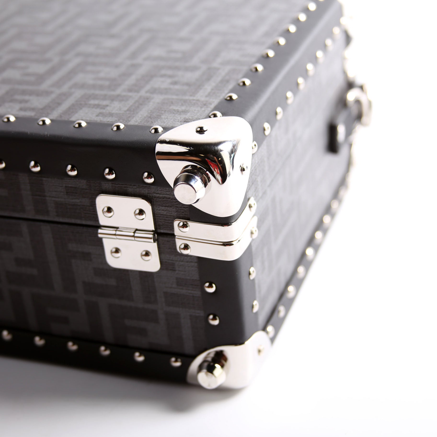 7VV136 FF Studded Rigid Trunk Small