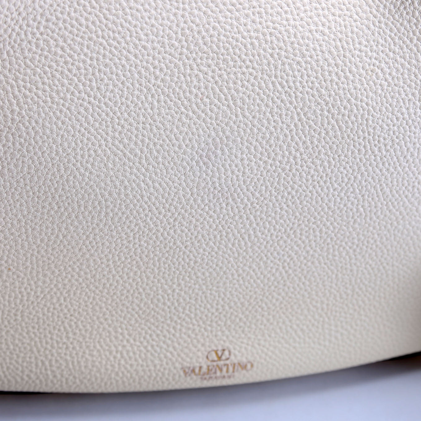 Rockstud Hobo Grained Calfskin Cream