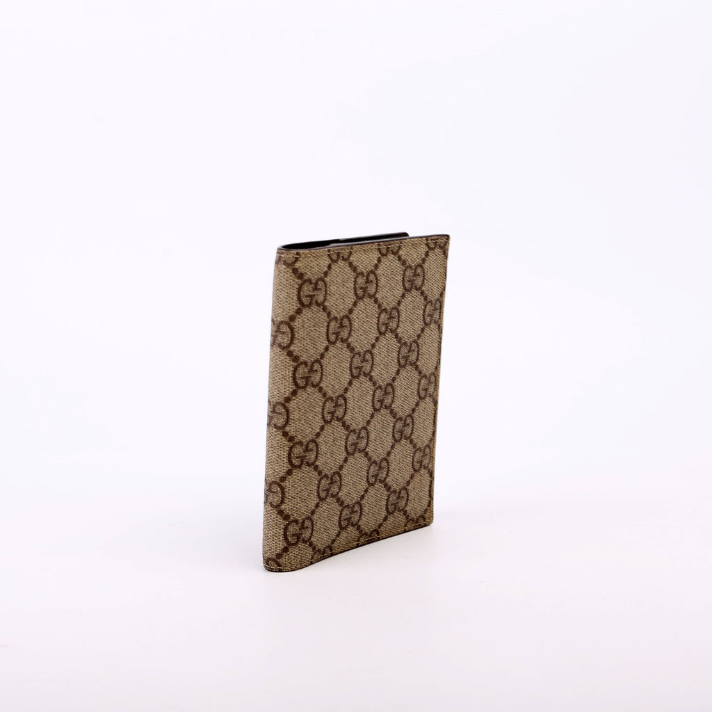 154694 GG Supreme Passport Case Brown