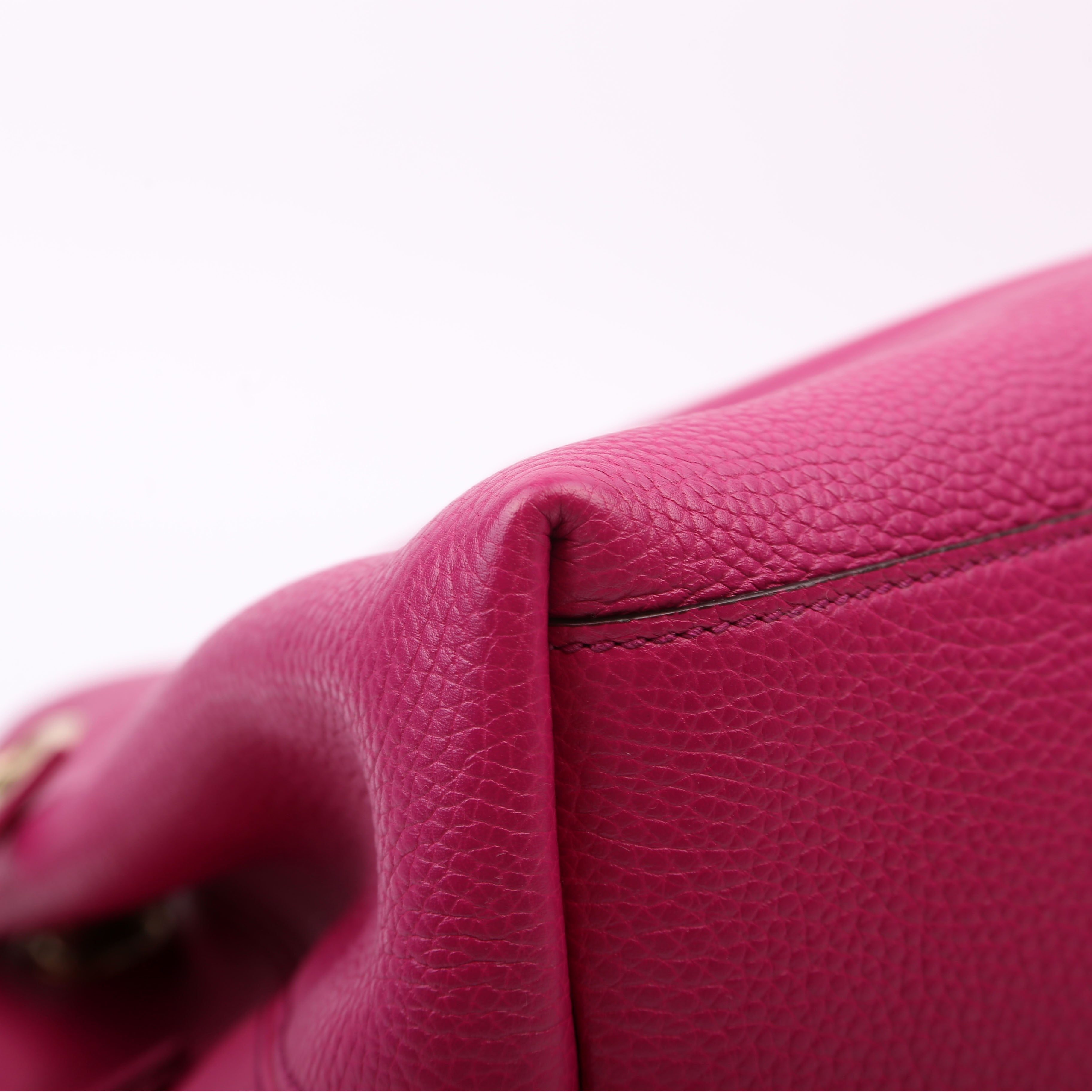 308982 Soho Leather Shoulder Medium Magenta