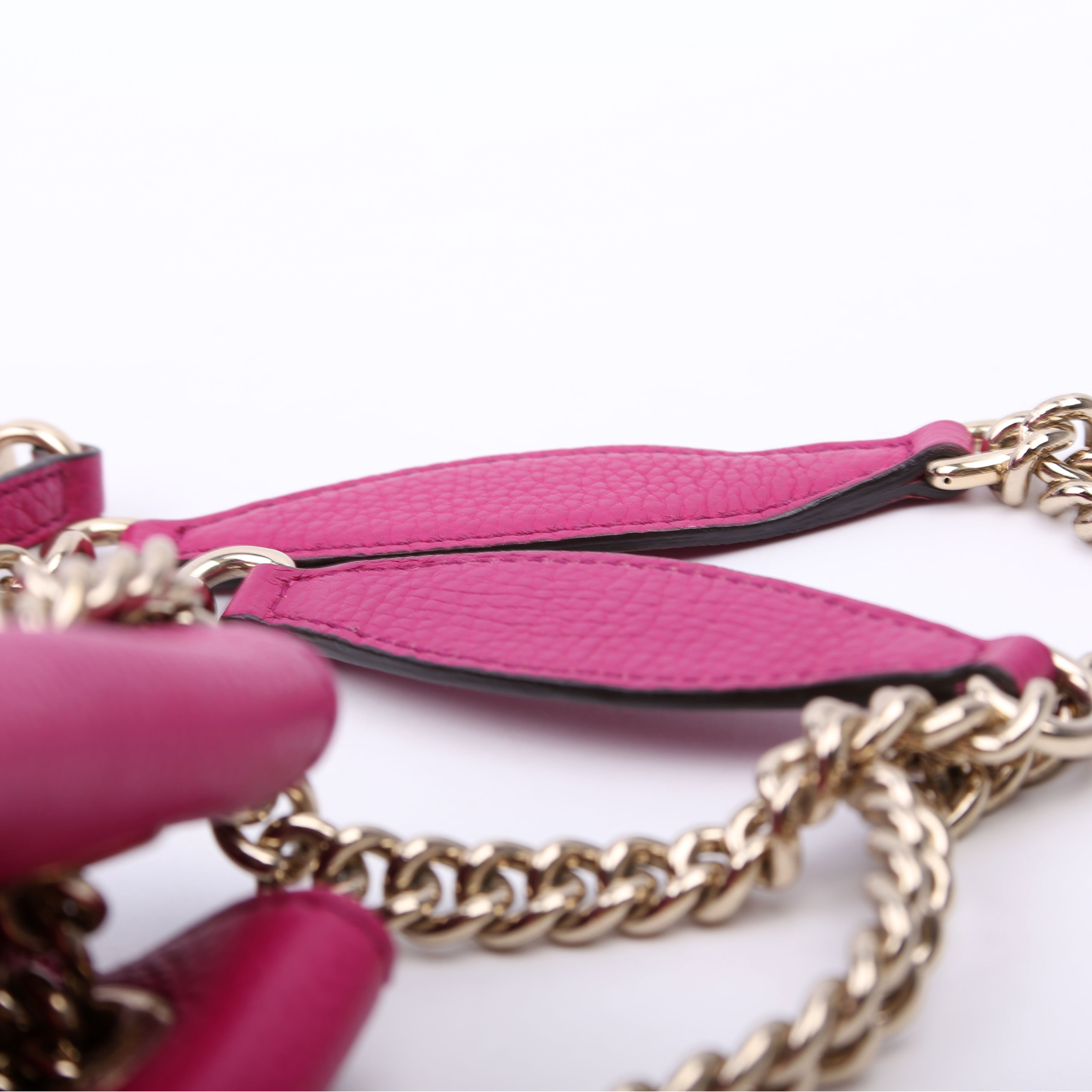 308982 Soho Leather Shoulder Medium Magenta