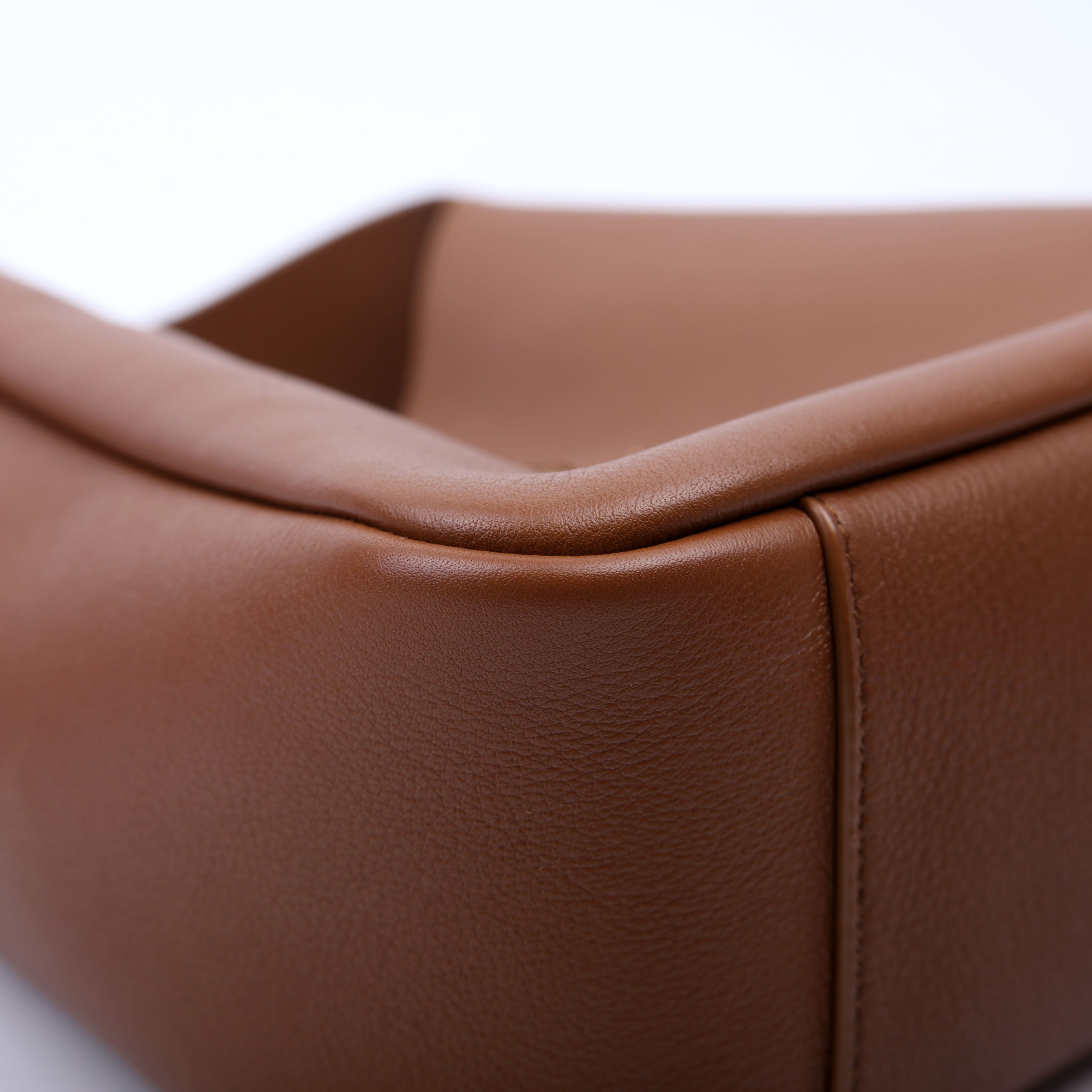 713938 Le A 7 Supple Small Hobo Brown