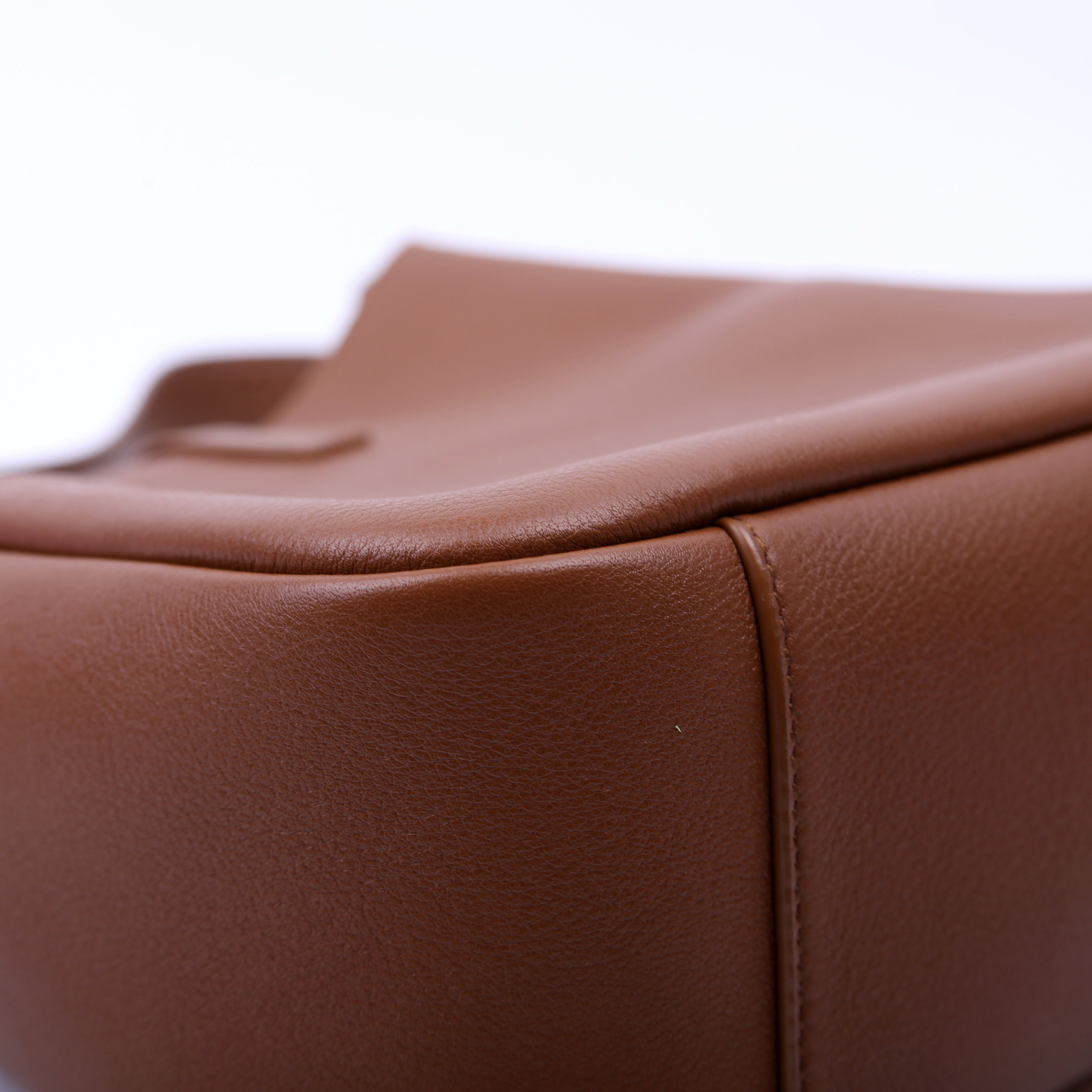 713938 Le A 7 Supple Small Hobo Brown
