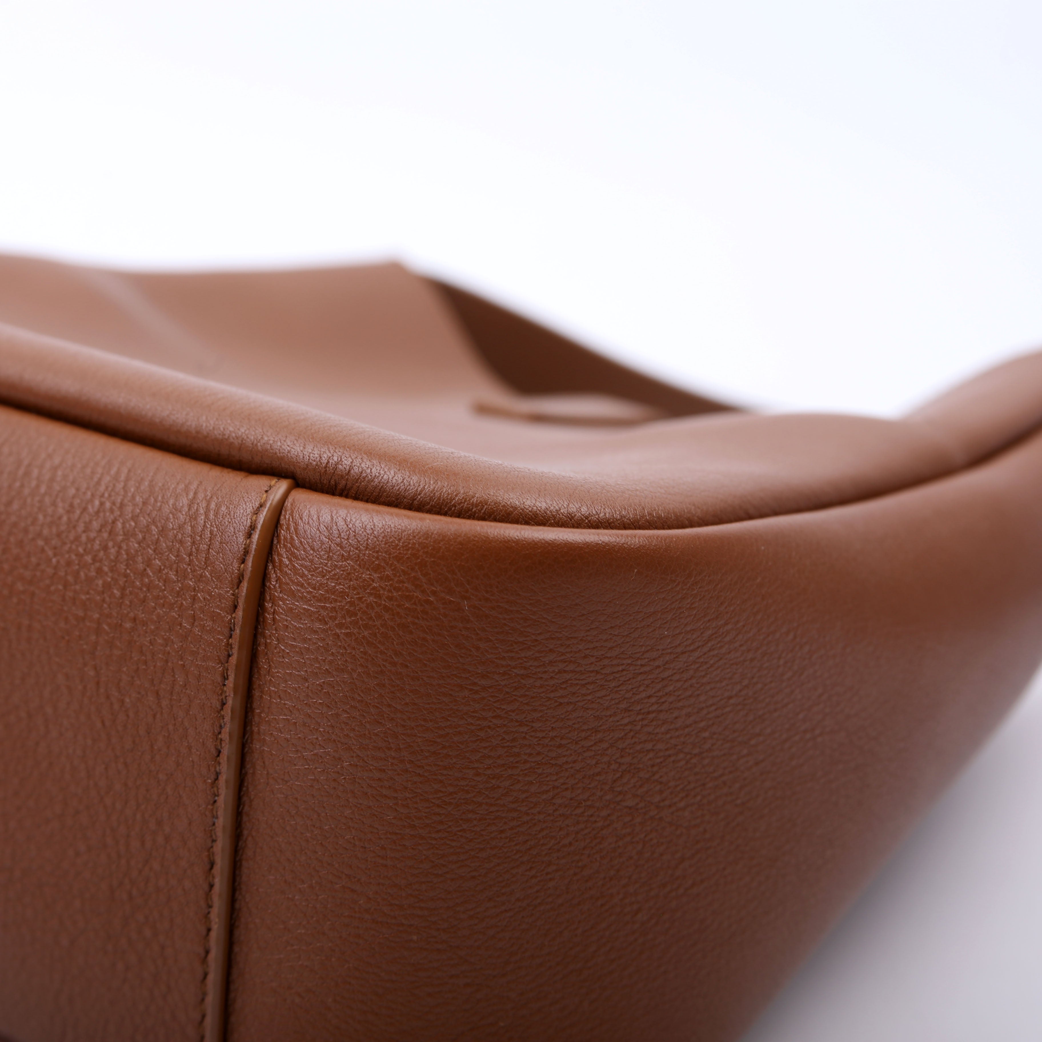 713938 Le A 7 Supple Small Hobo Brown