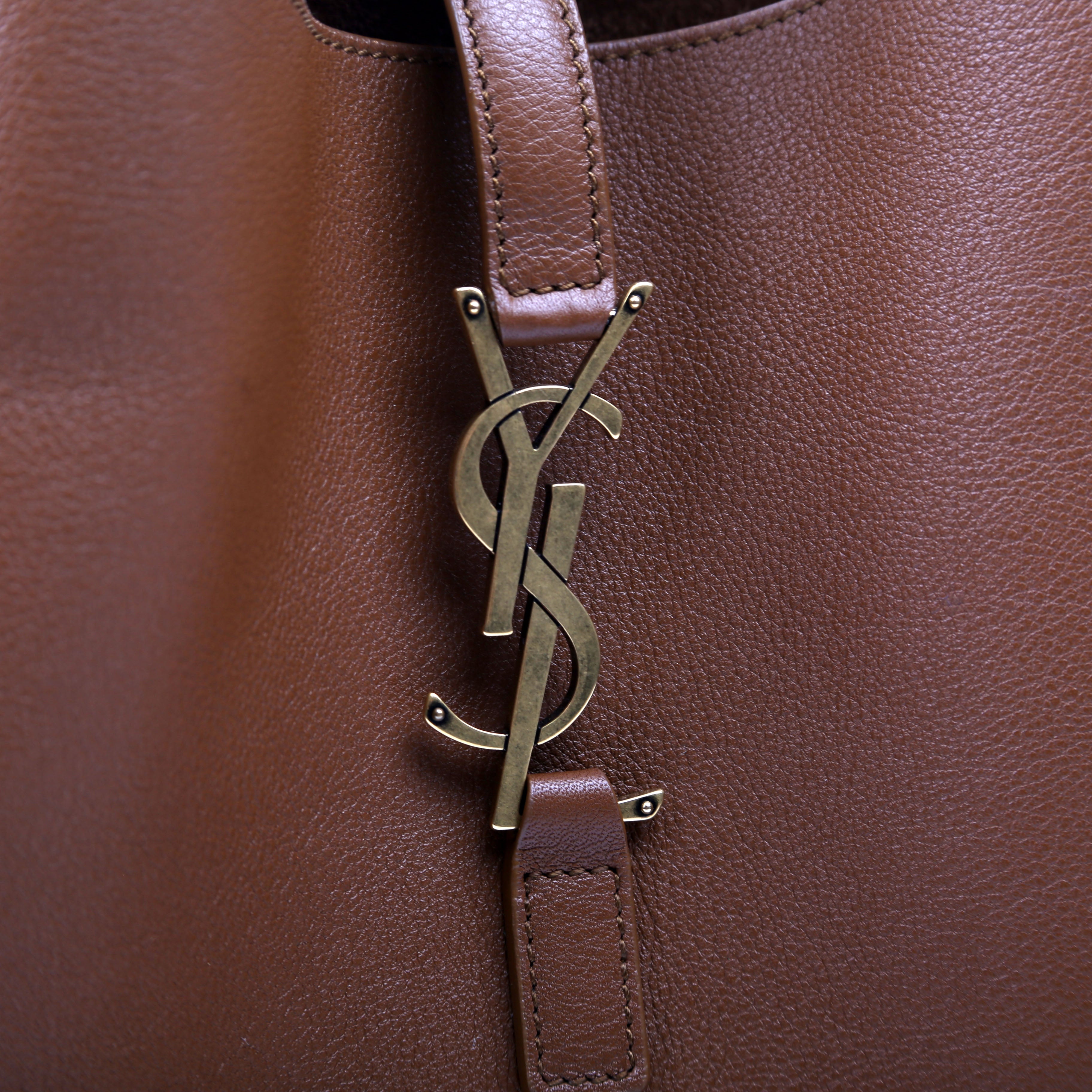 713938 Le A 7 Supple Small Hobo Brown