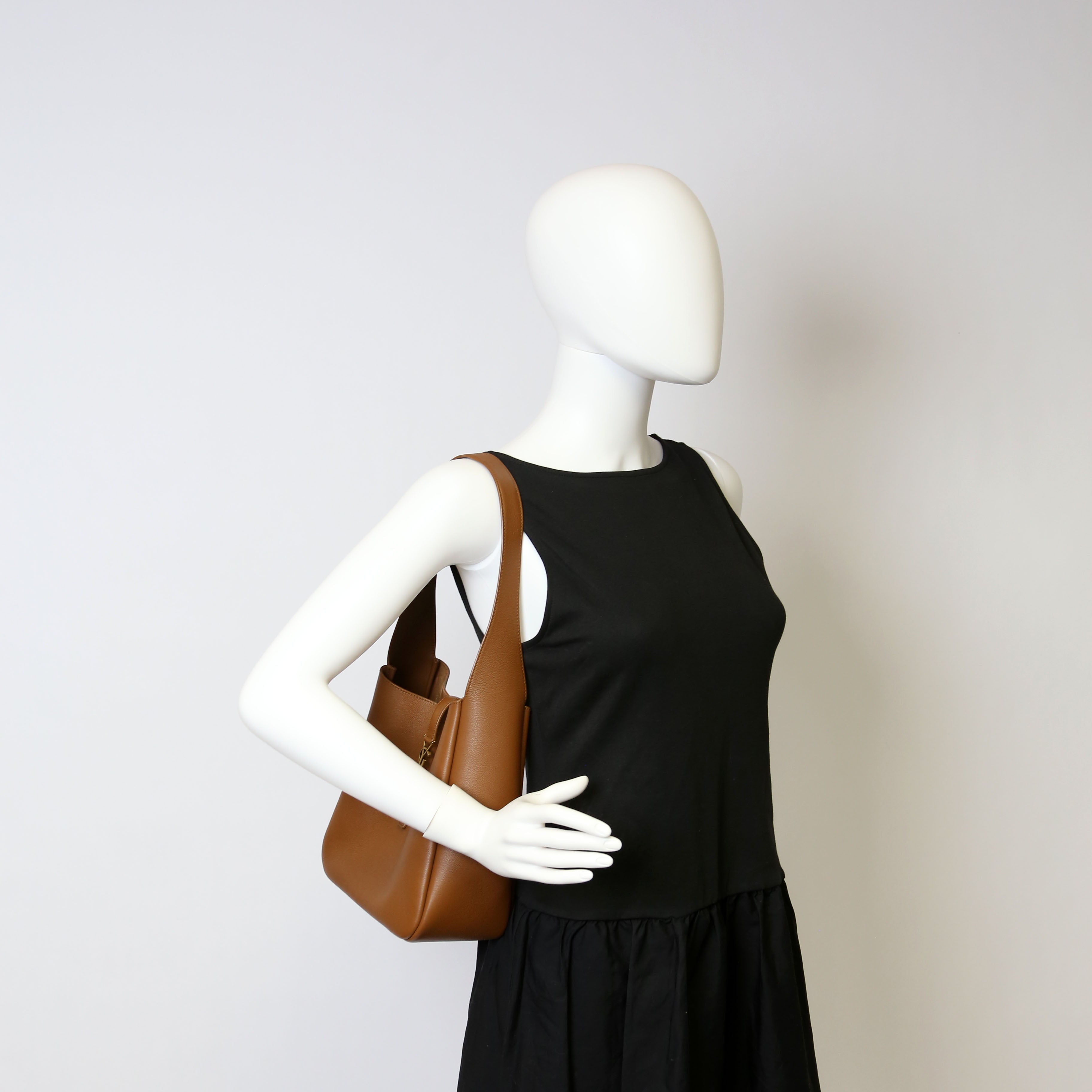 713938 Le A 7 Supple Small Hobo Brown