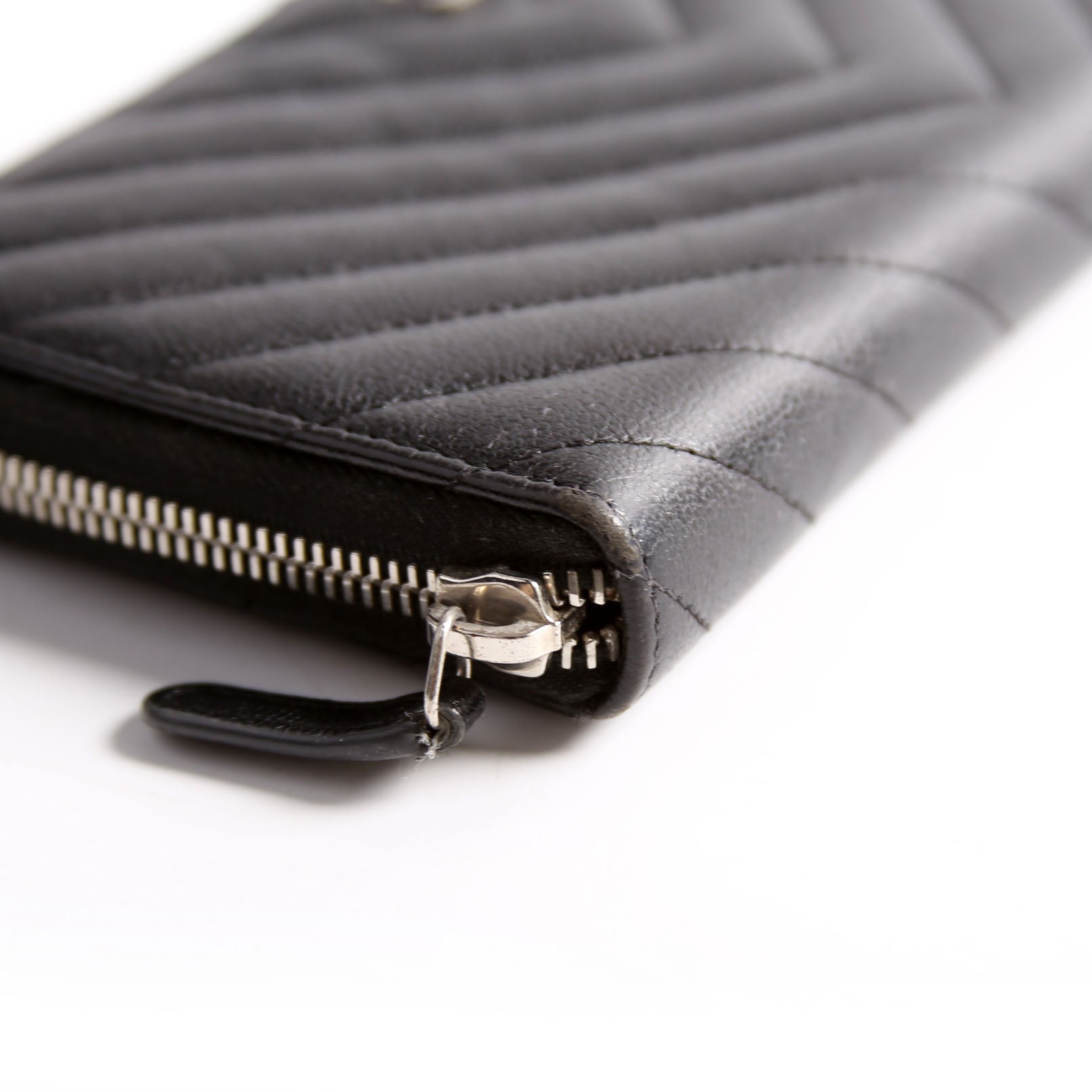 Chevron Zip Around Wallet 25M Black