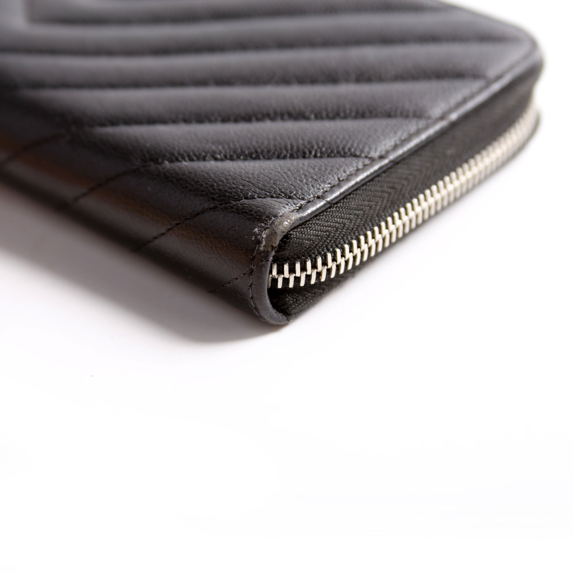 Chevron Zip Around Wallet 25M Black