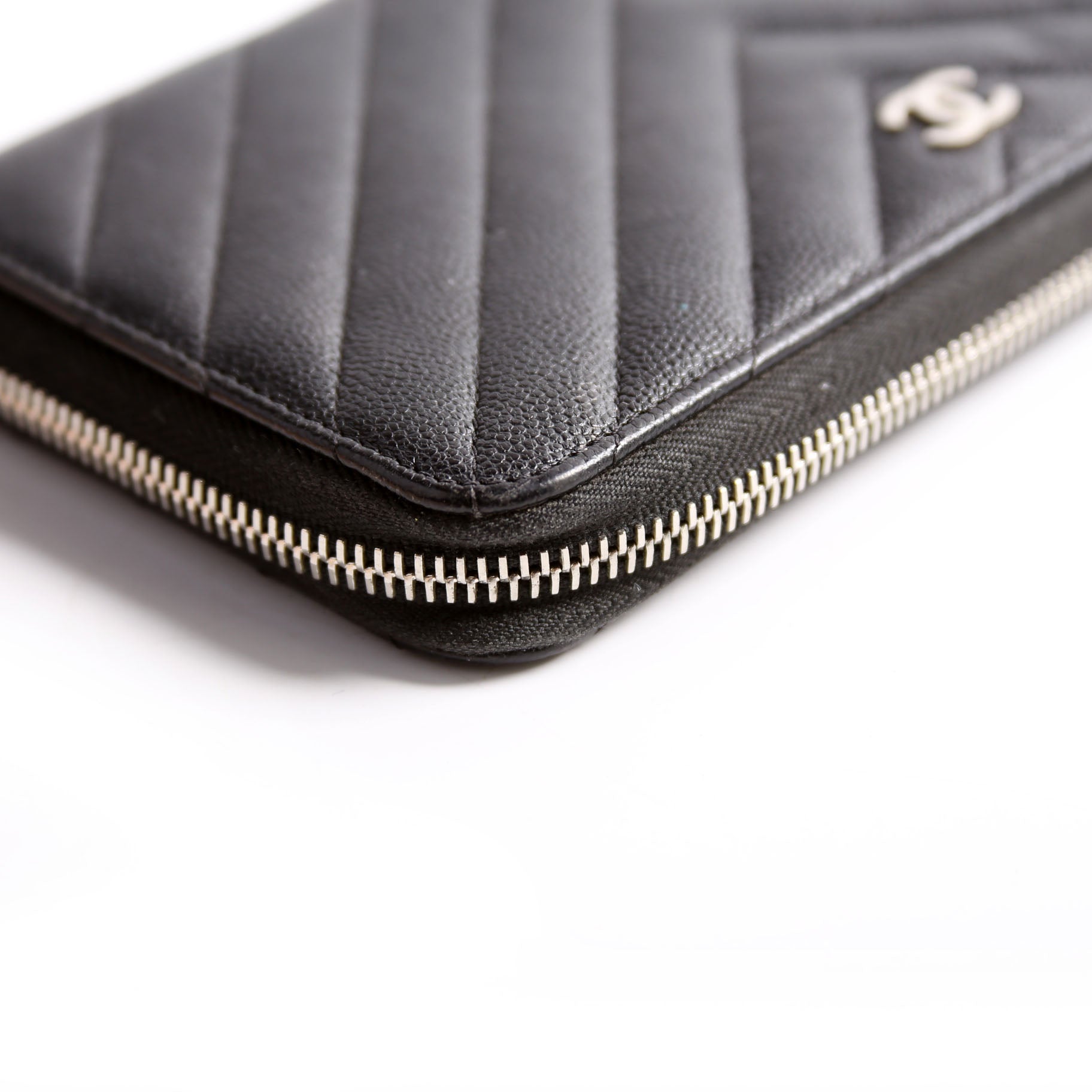 Chevron Zip Around Wallet 25M Black