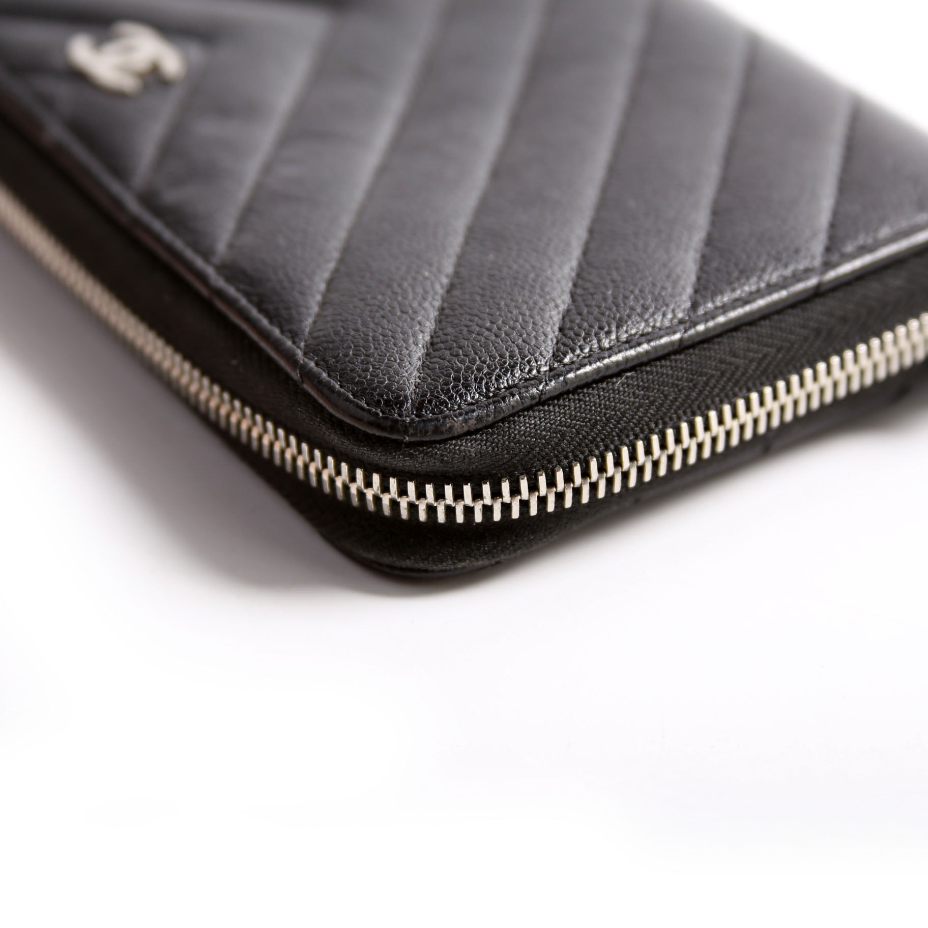 Chevron Zip Around Wallet 25M Black
