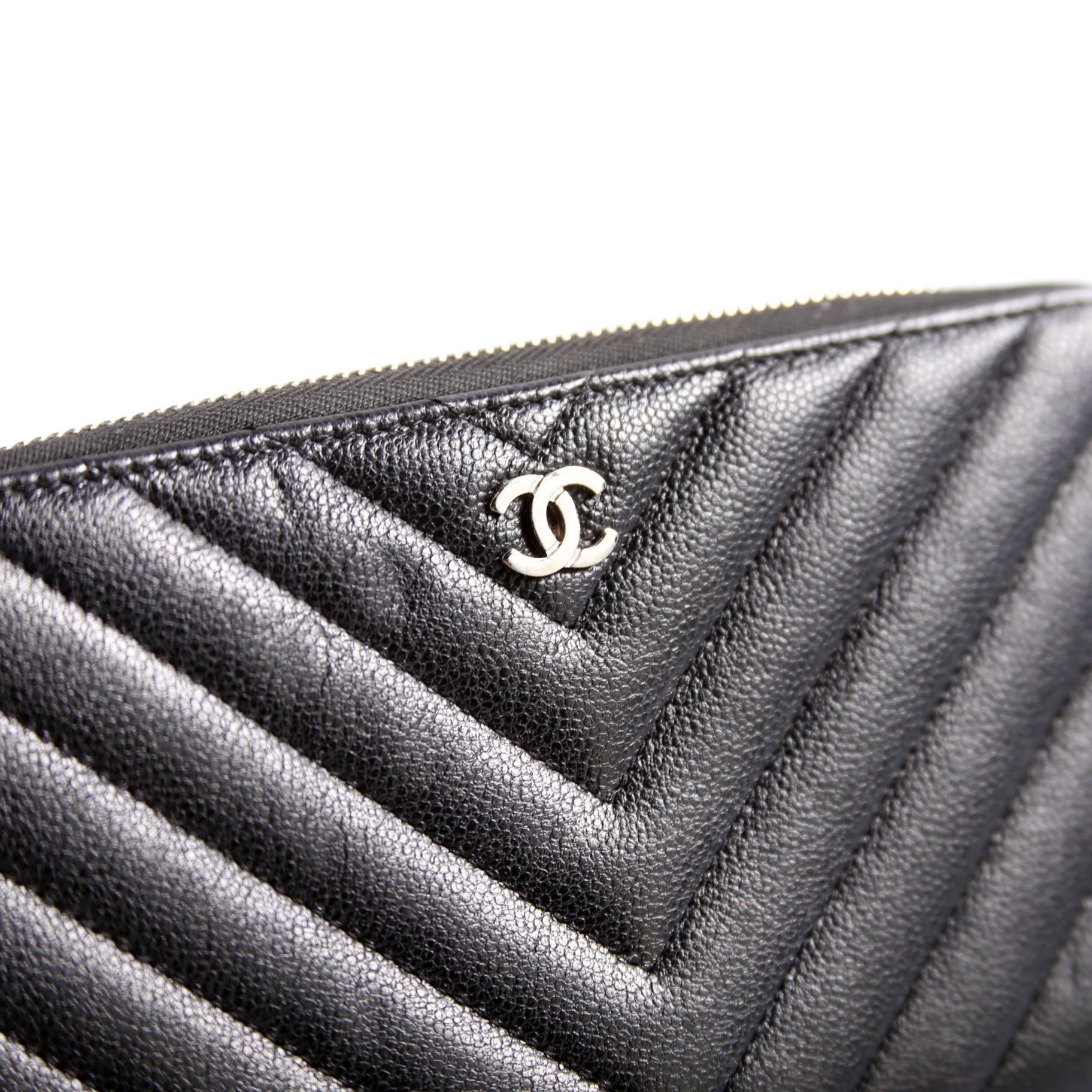 Chevron Zip Around Wallet 25M Black