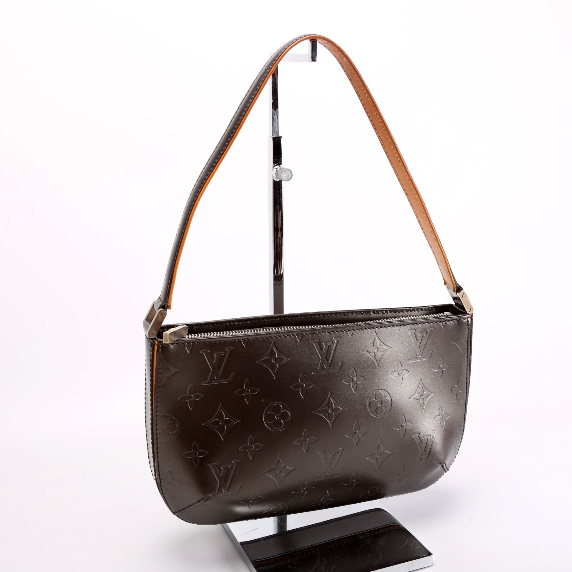 hold Fowler Monogram Matte Leather Gray