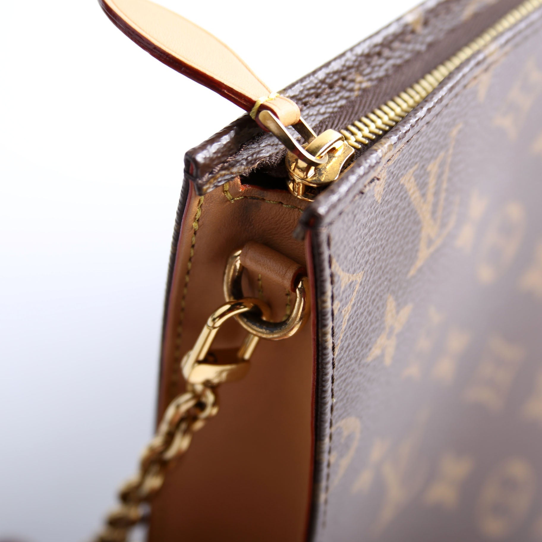Toiletry Pouch On Chain Brown