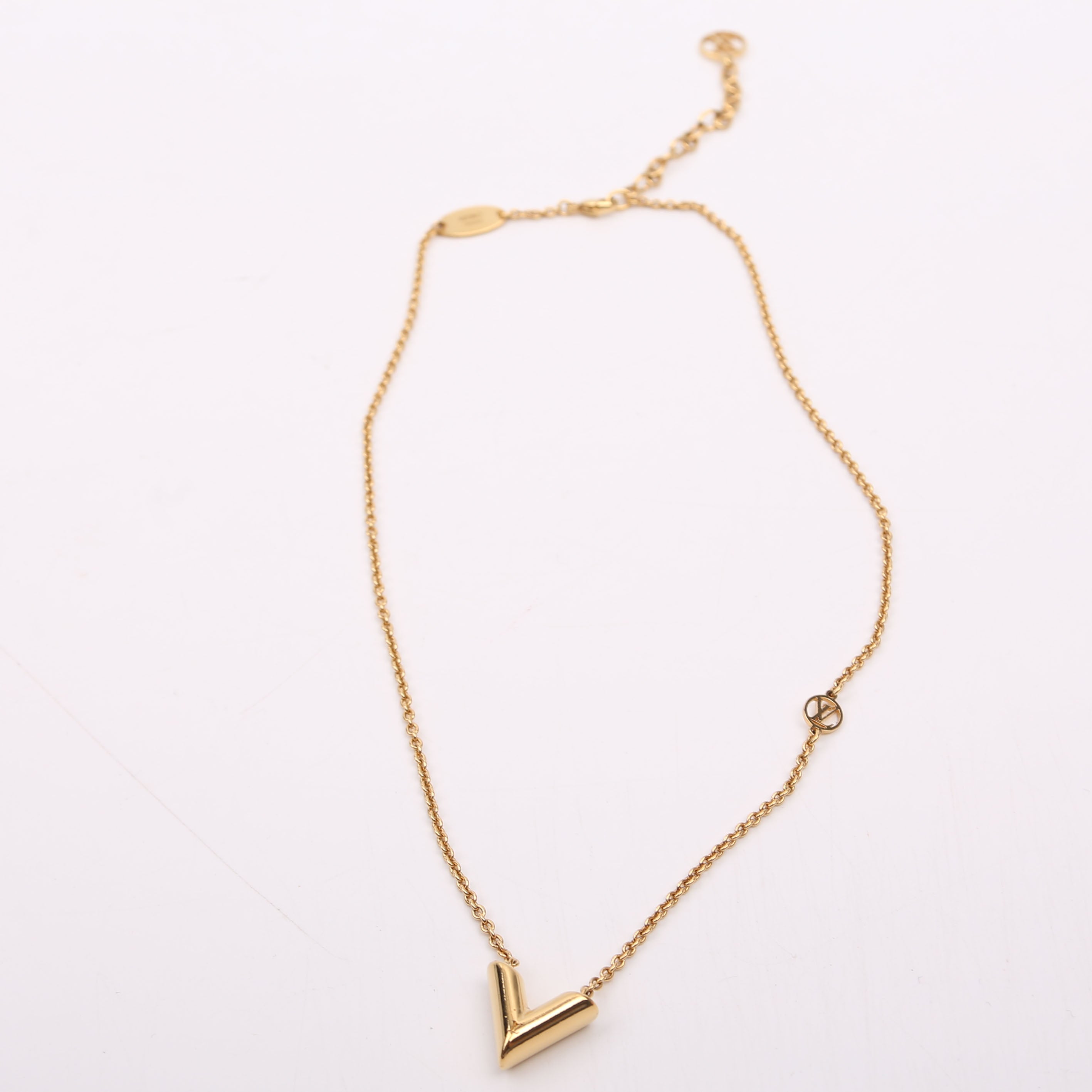 Essential V Necklace