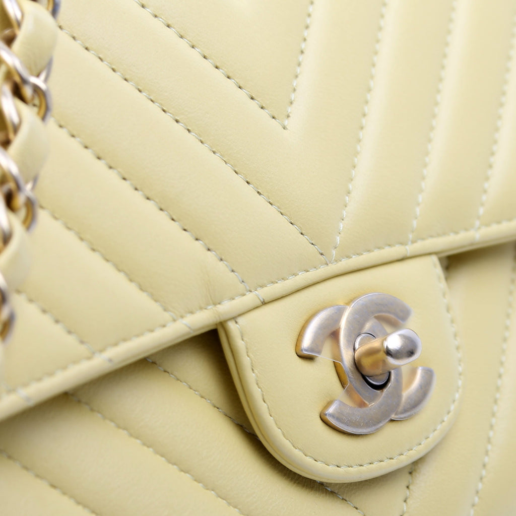 Classic Flap Medium Chevron Lambskin 28M Yellow