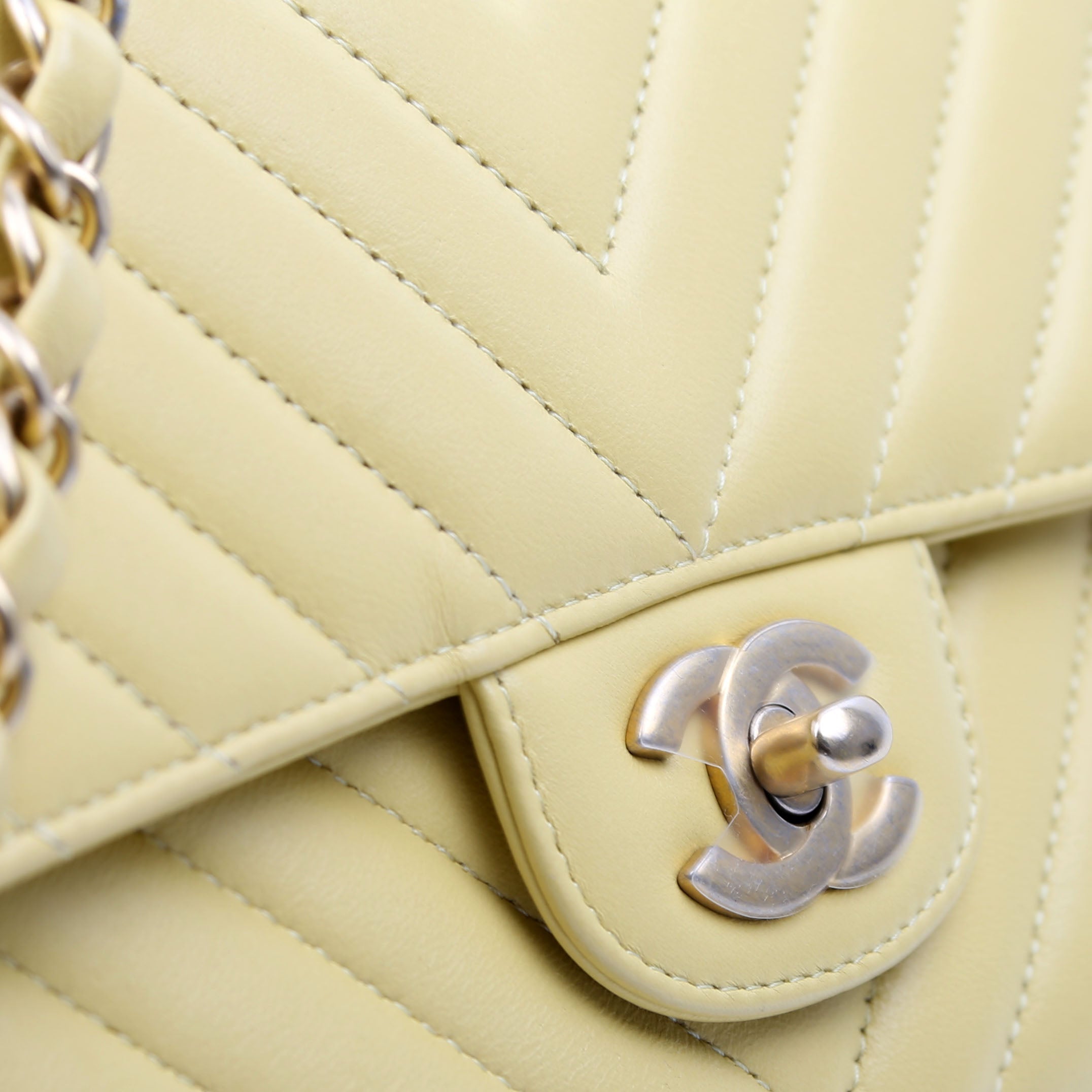 Classic Flap Medium Chevron Lambskin 28M Yellow