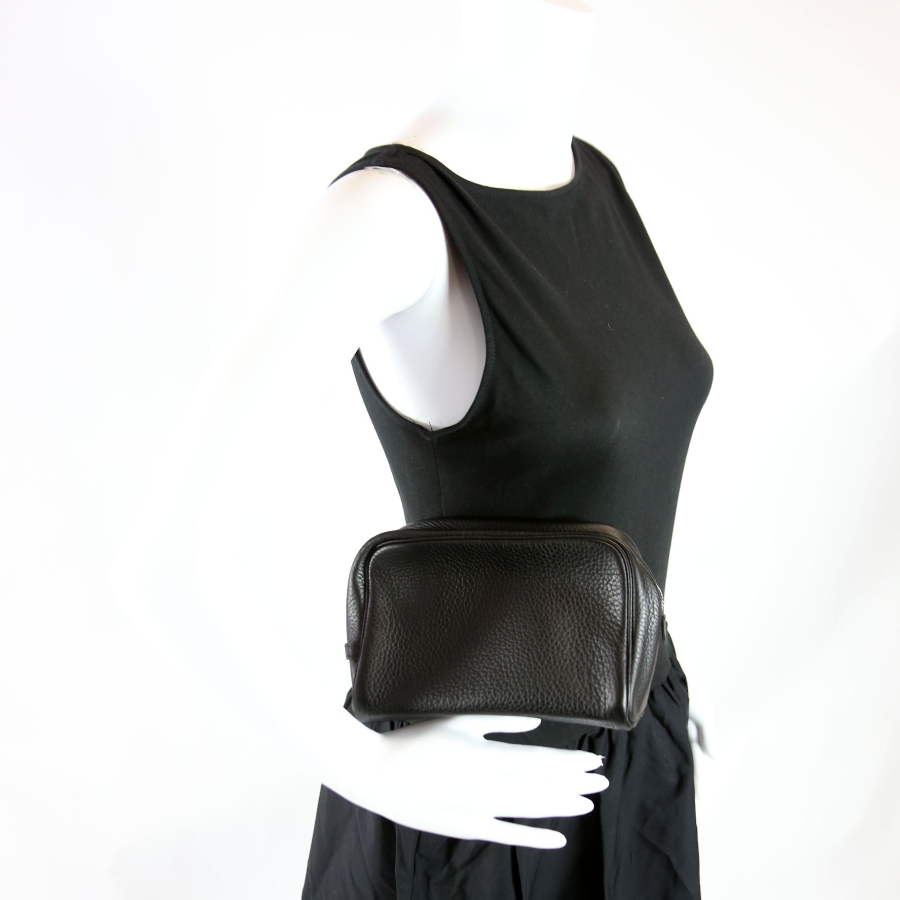 Victoria PM Pouch Taurillon Clemence Black