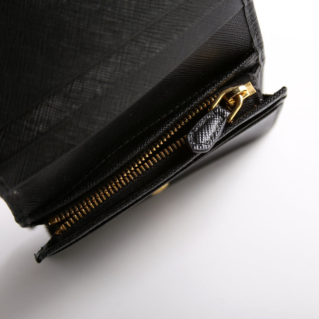 1MV021 Saffiano Triangle Logo Card Case Black