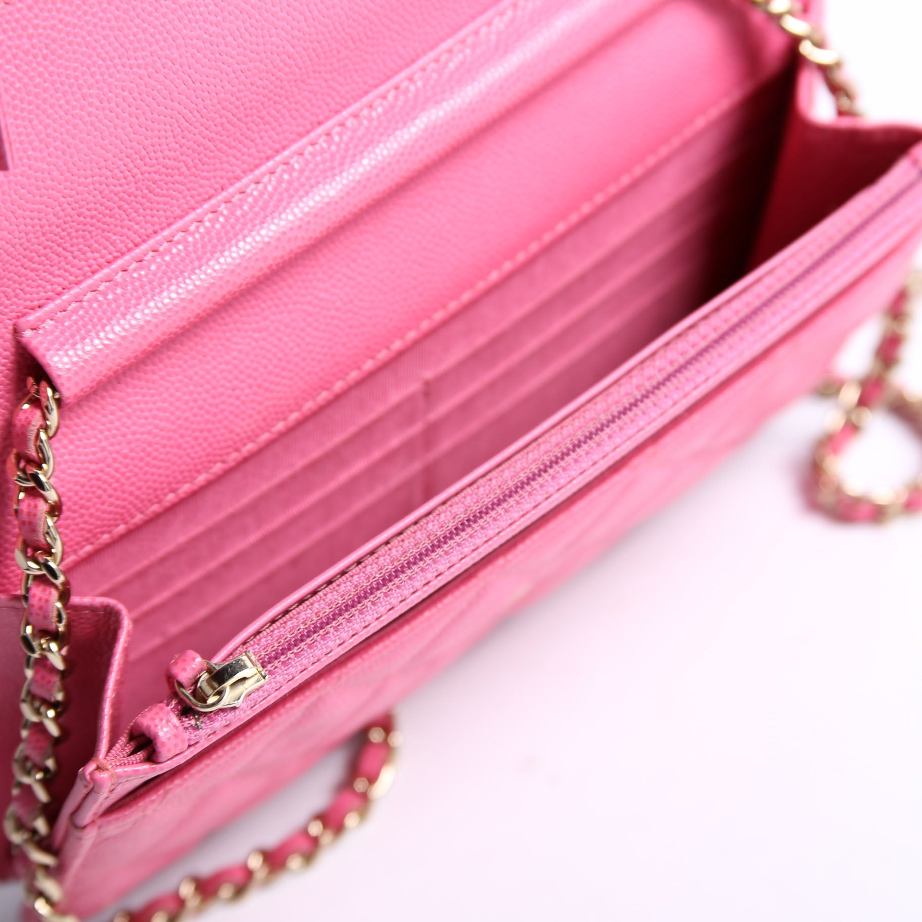Wallet On Chain Classic Quilted Caviar Pink