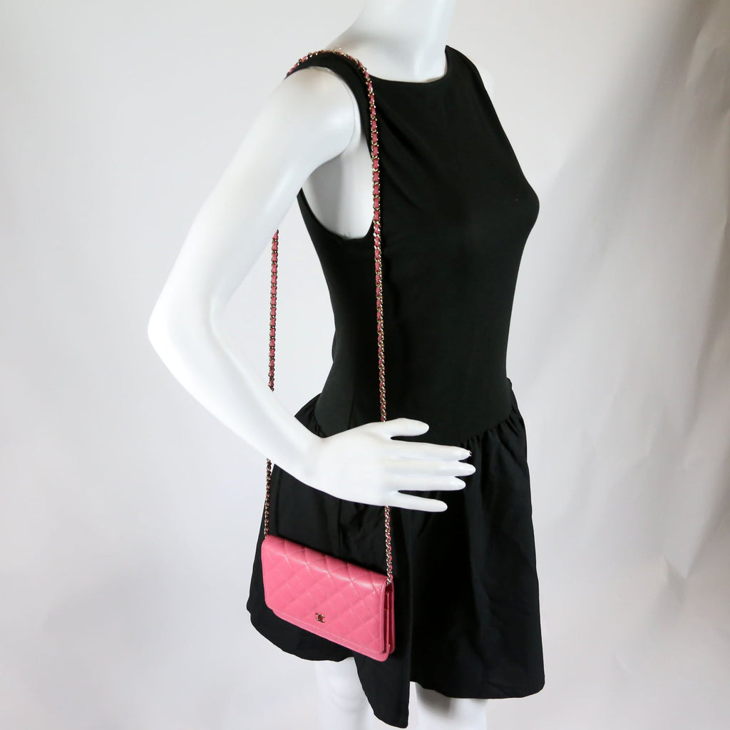 Wallet On Chain Classic Quilted Caviar Pink