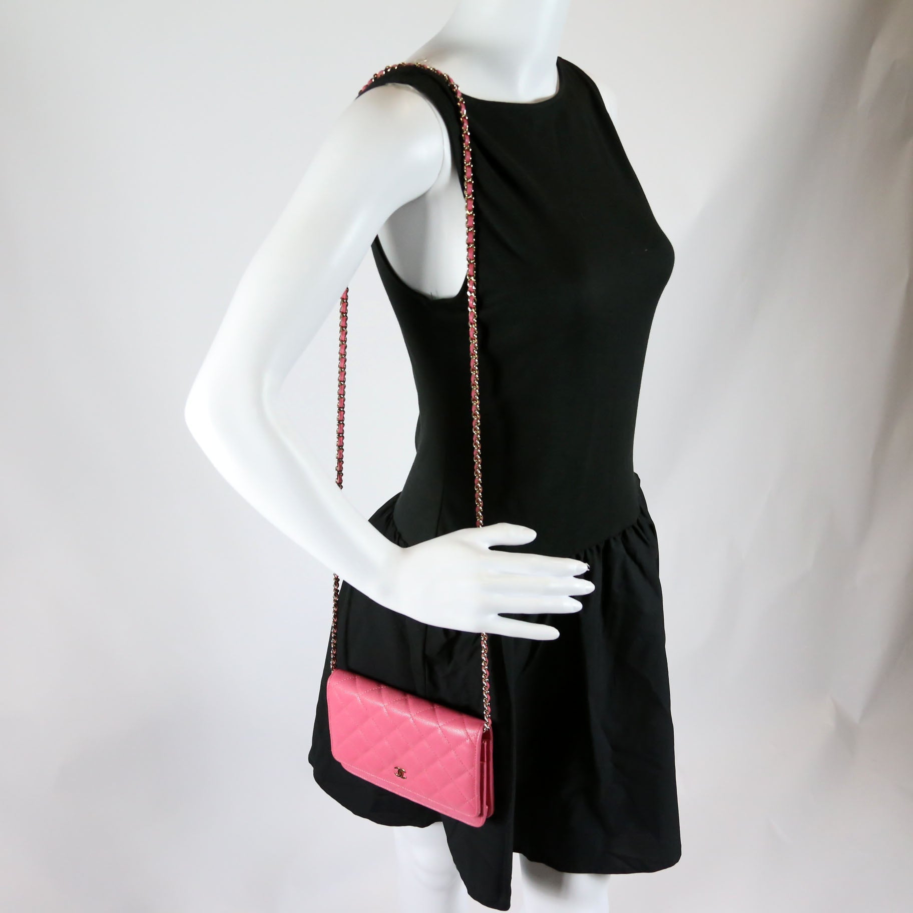 Wallet On Chain Classic Quilted Caviar Pink