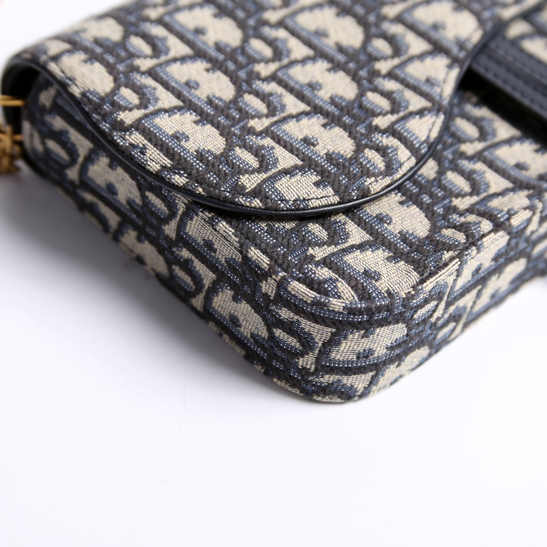 Oblique Chain Saddle Pouch