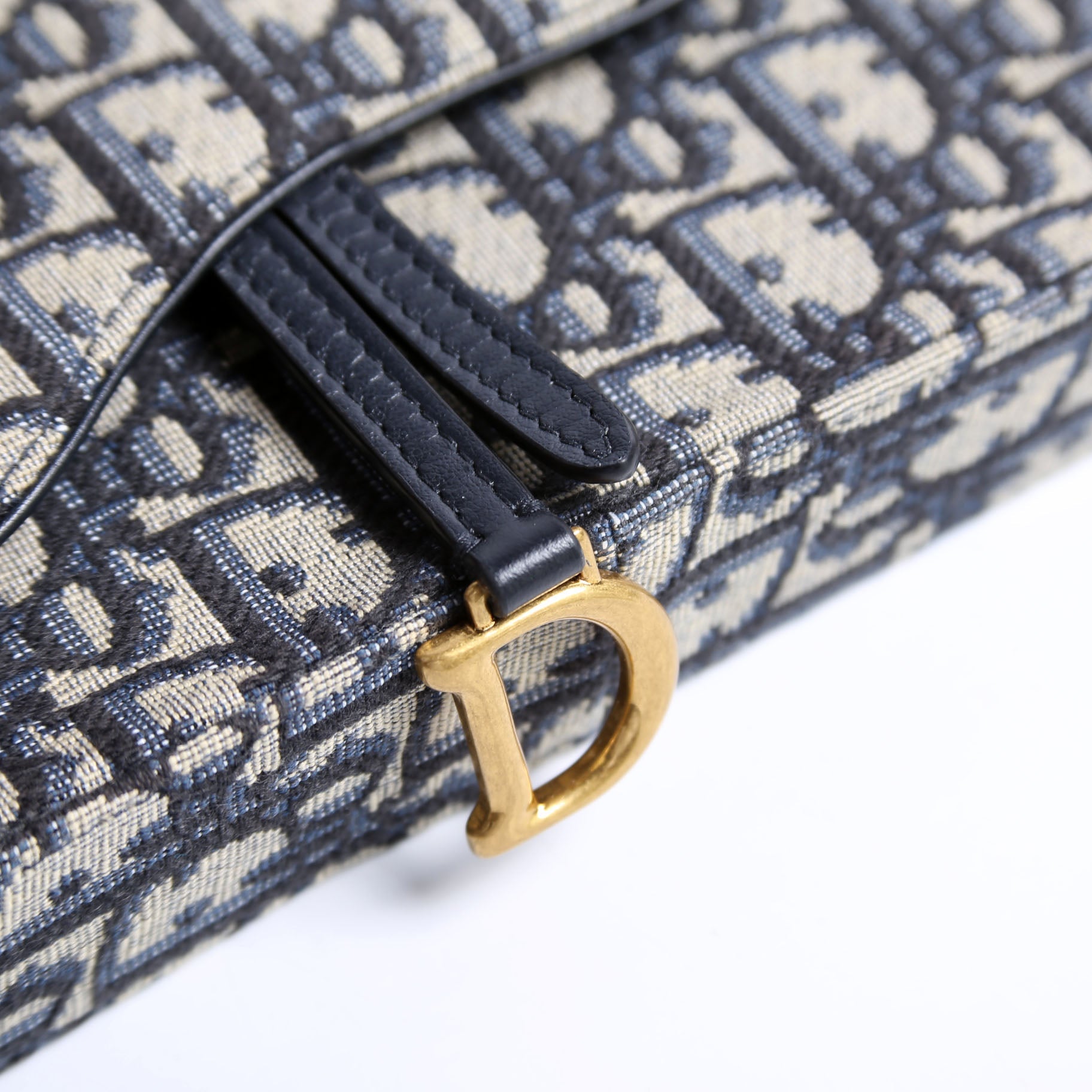 Oblique Chain Saddle Pouch