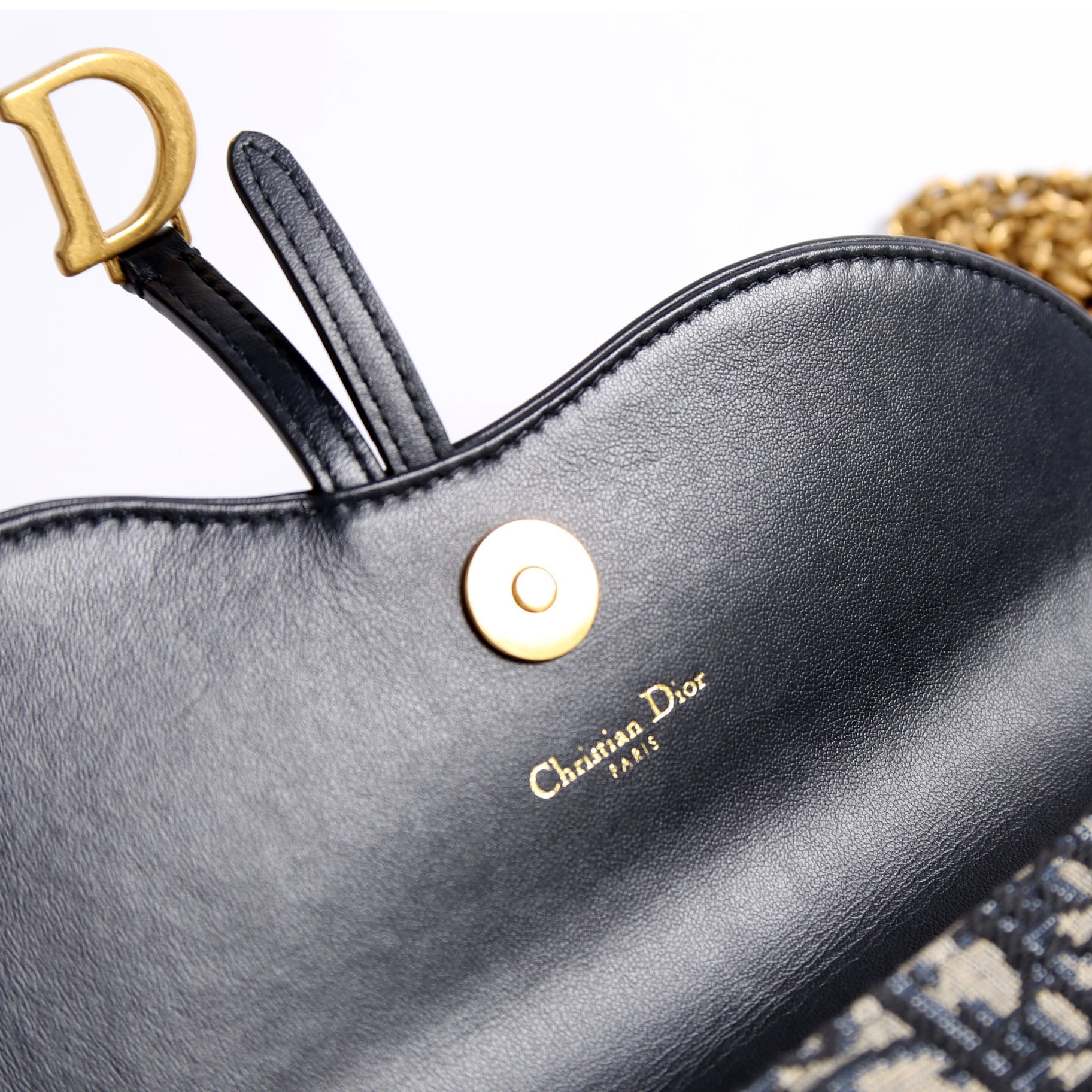 Oblique Chain Saddle Pouch